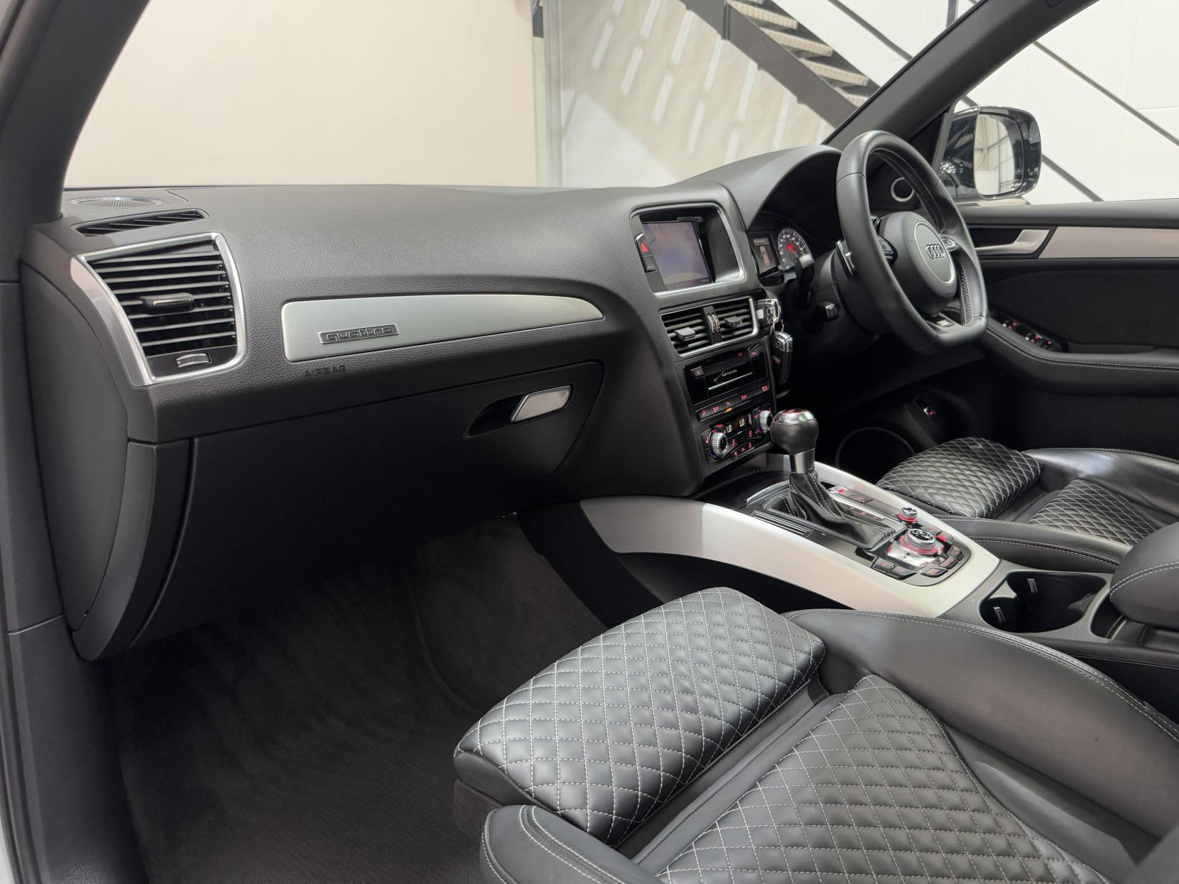 Audi SQ5 view 45
