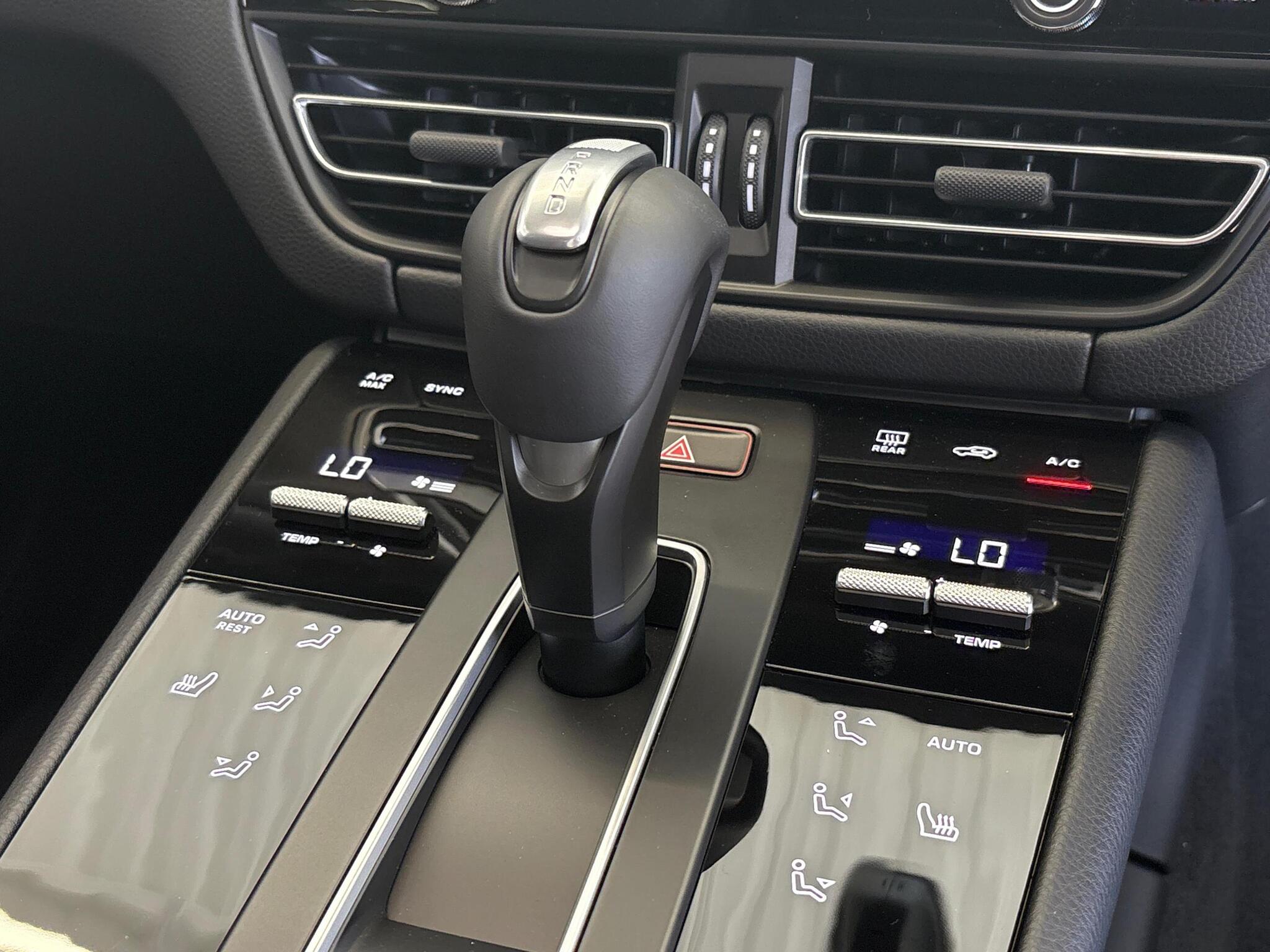 Porsche Macan view 12