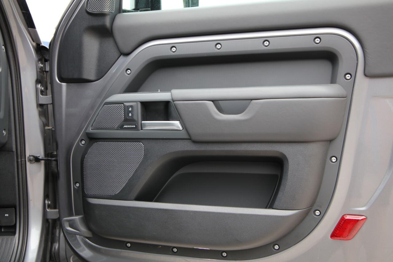 Land Rover Defender view 26