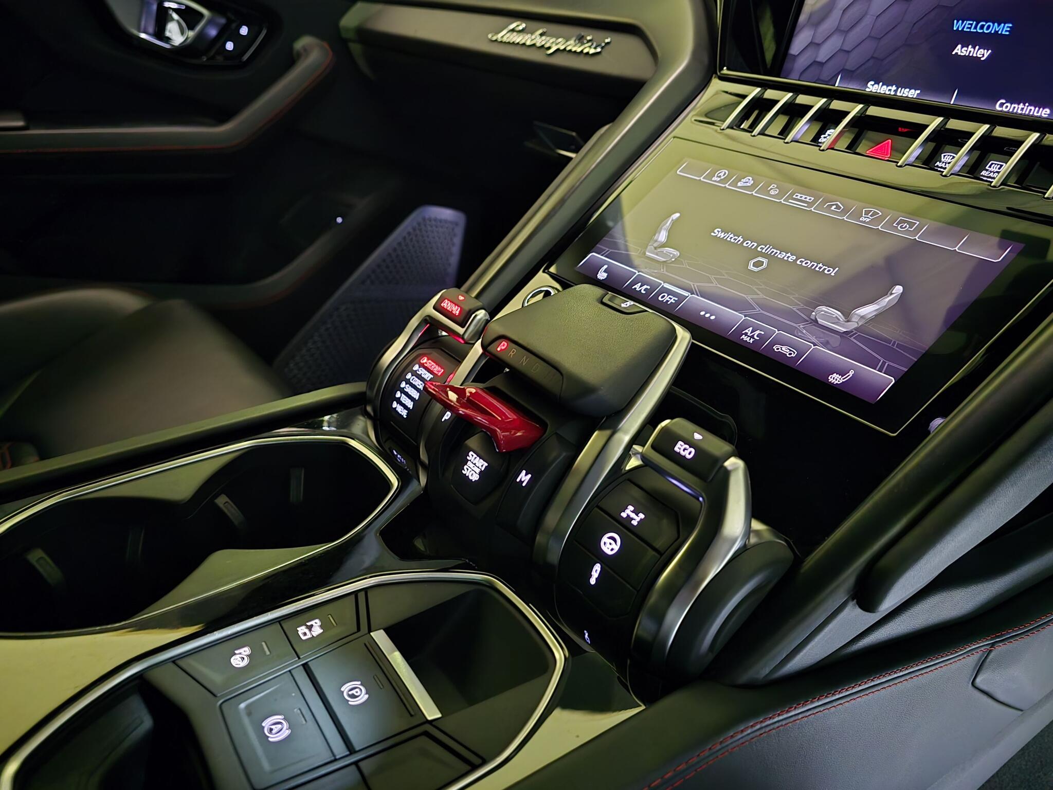 Lamborghini Urus view 19
