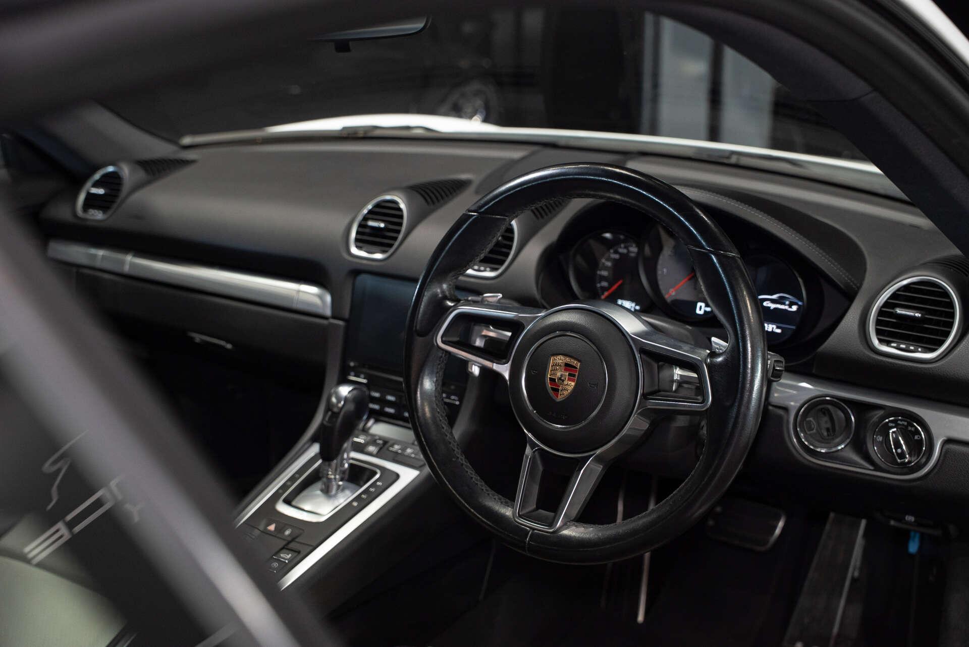 Porsche Cayman view 10