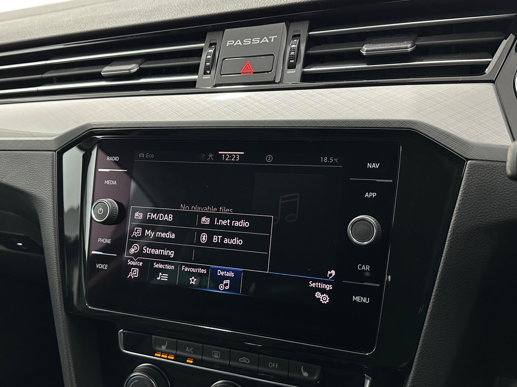 Volkswagen Passat view 25