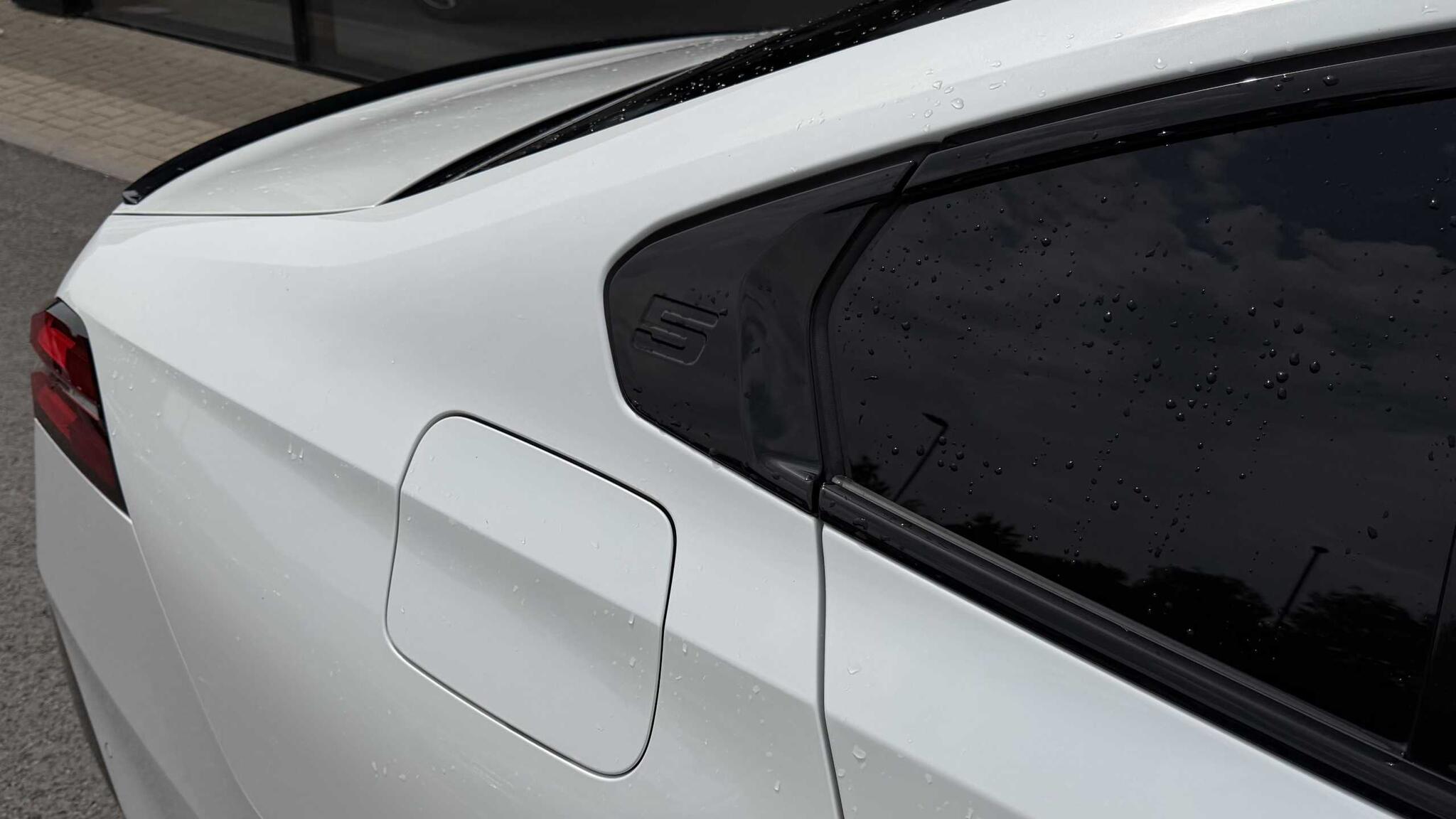 BMW 5 Series view 8