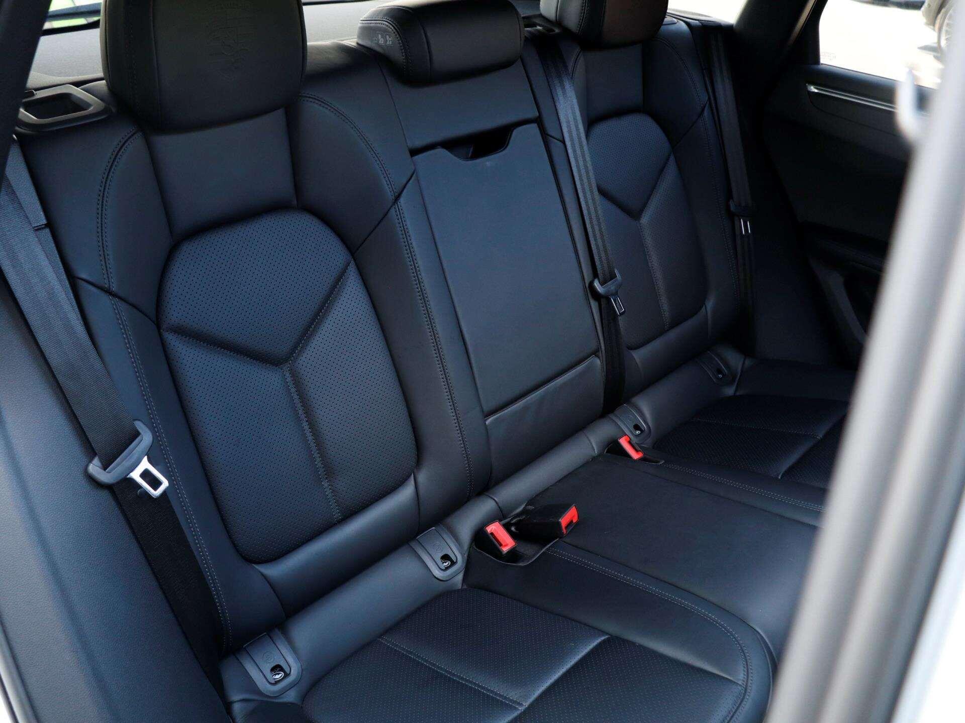 Porsche Macan view 25