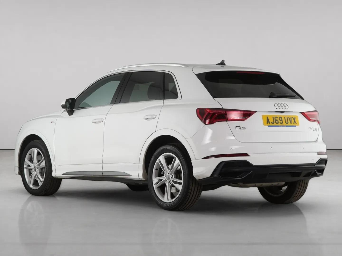 Audi Q3 view 8