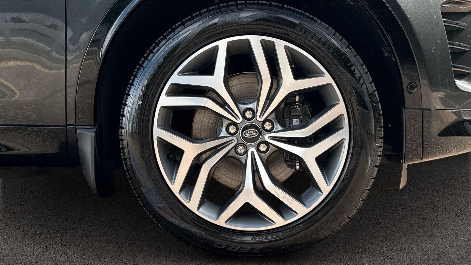 Land Rover Discovery Sport view 9