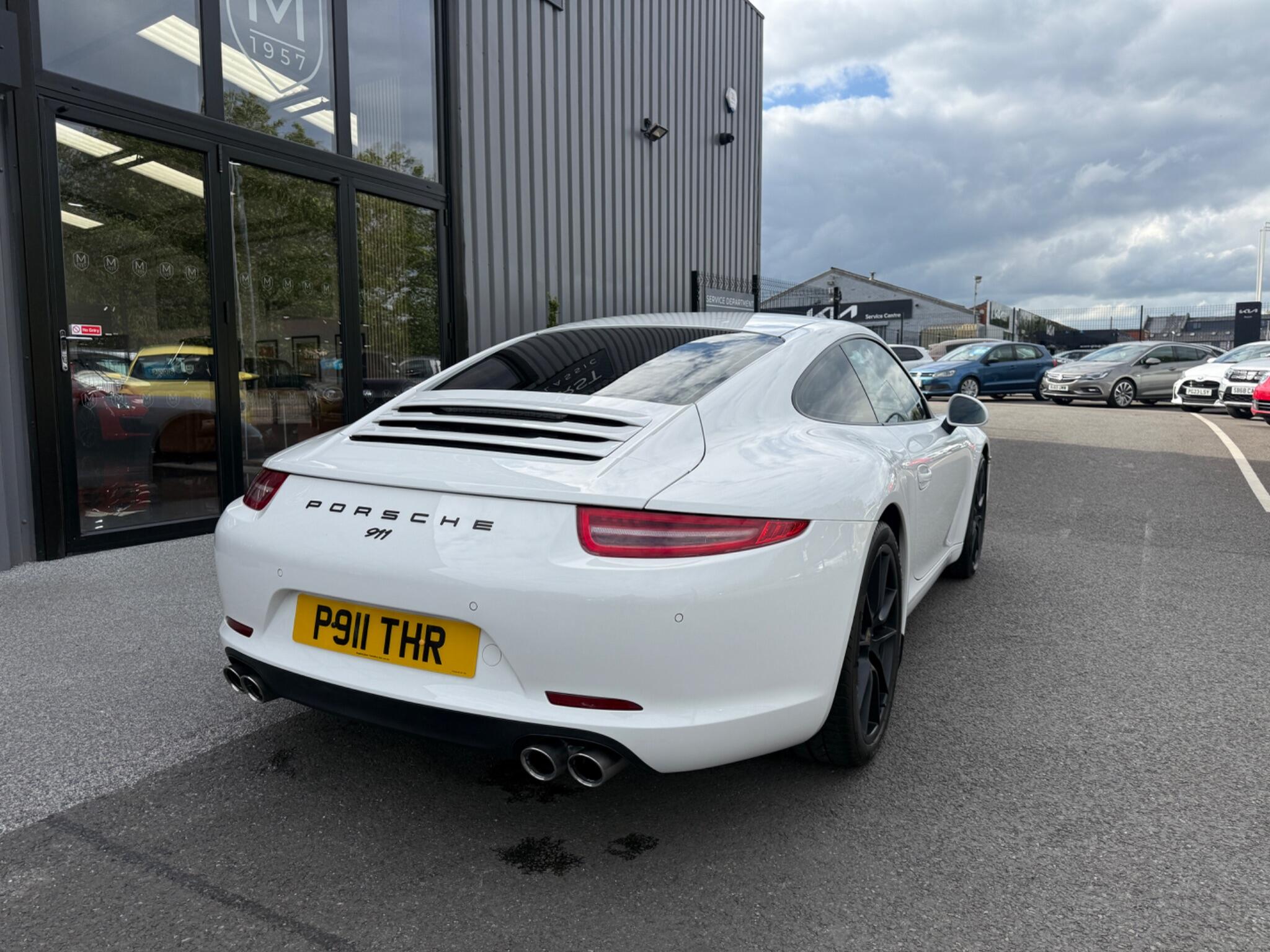 Porsche 911 view 6