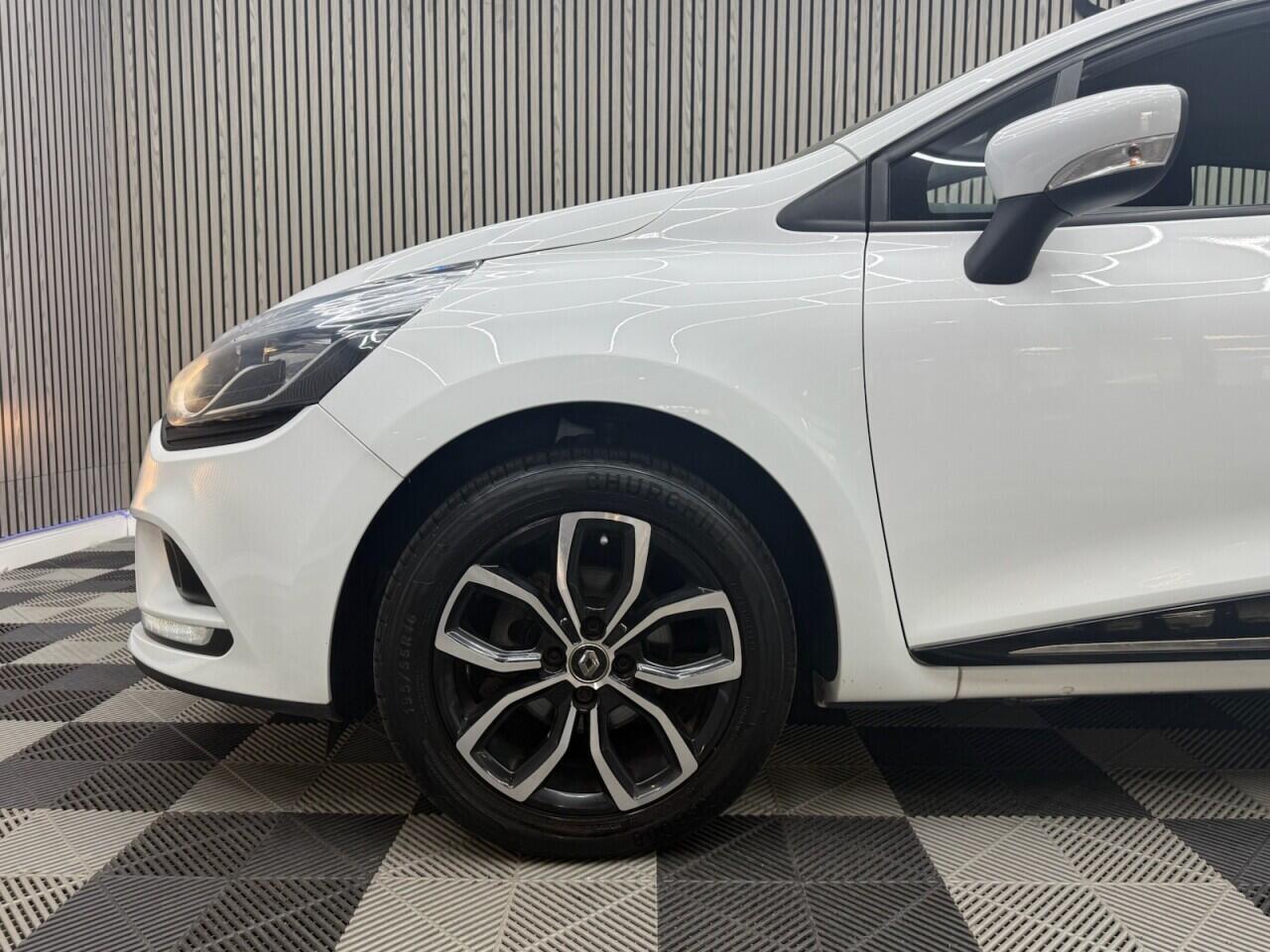 Renault Clio view 24