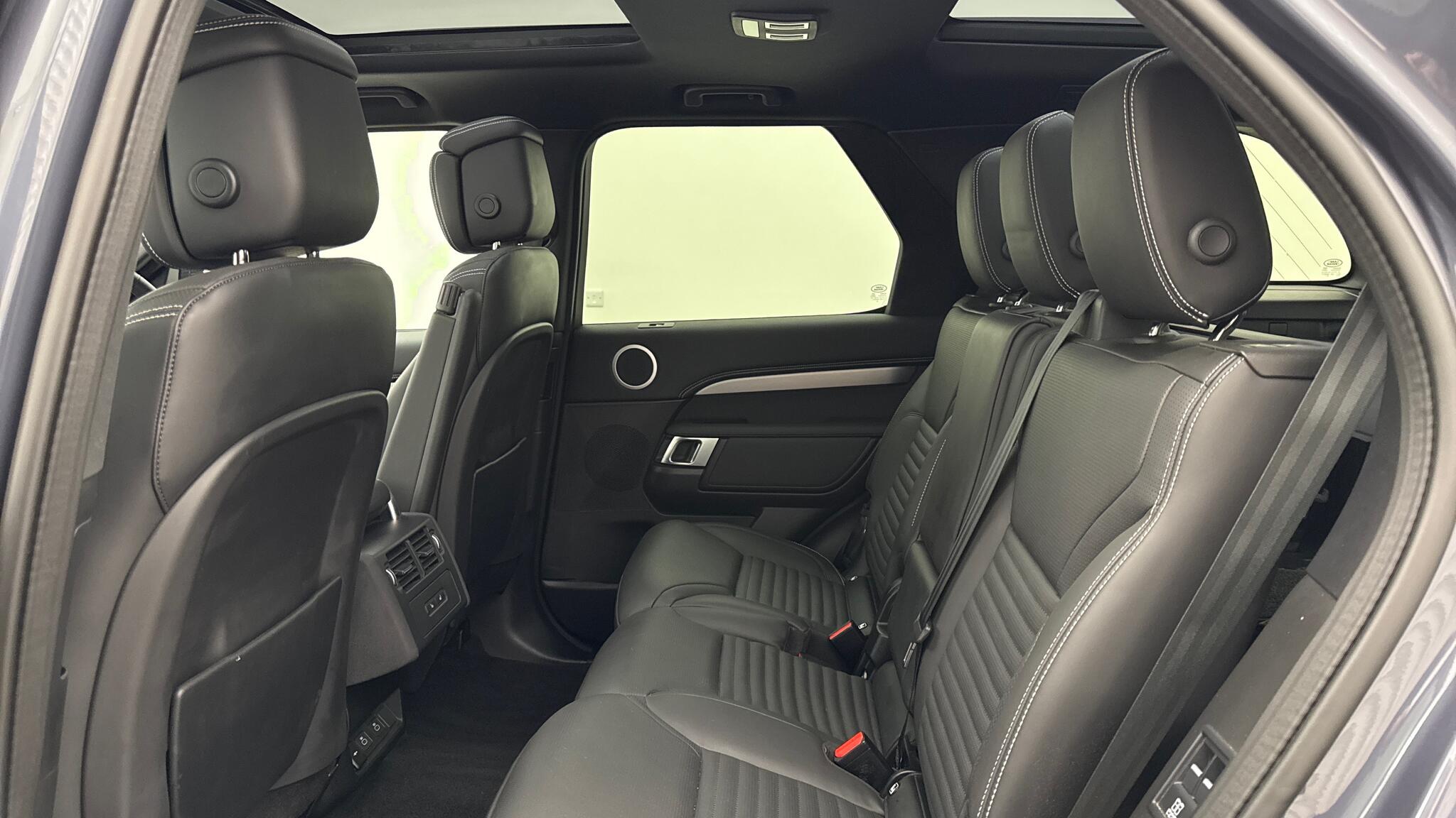 Land Rover Discovery view 4