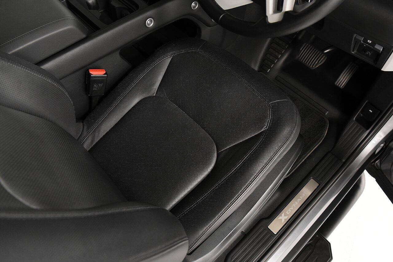 Land Rover Defender view 10