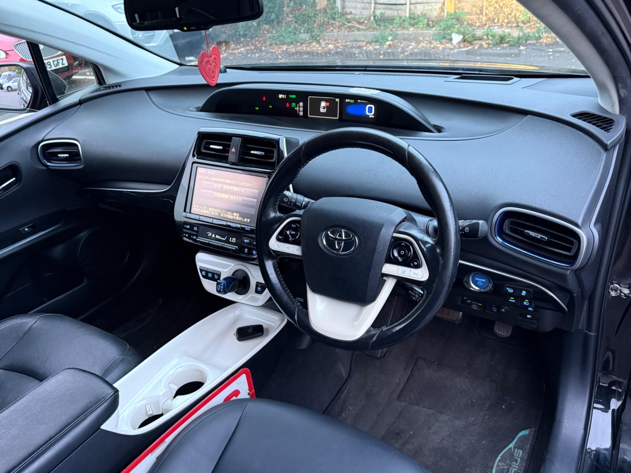 Toyota Prius - Image 12
