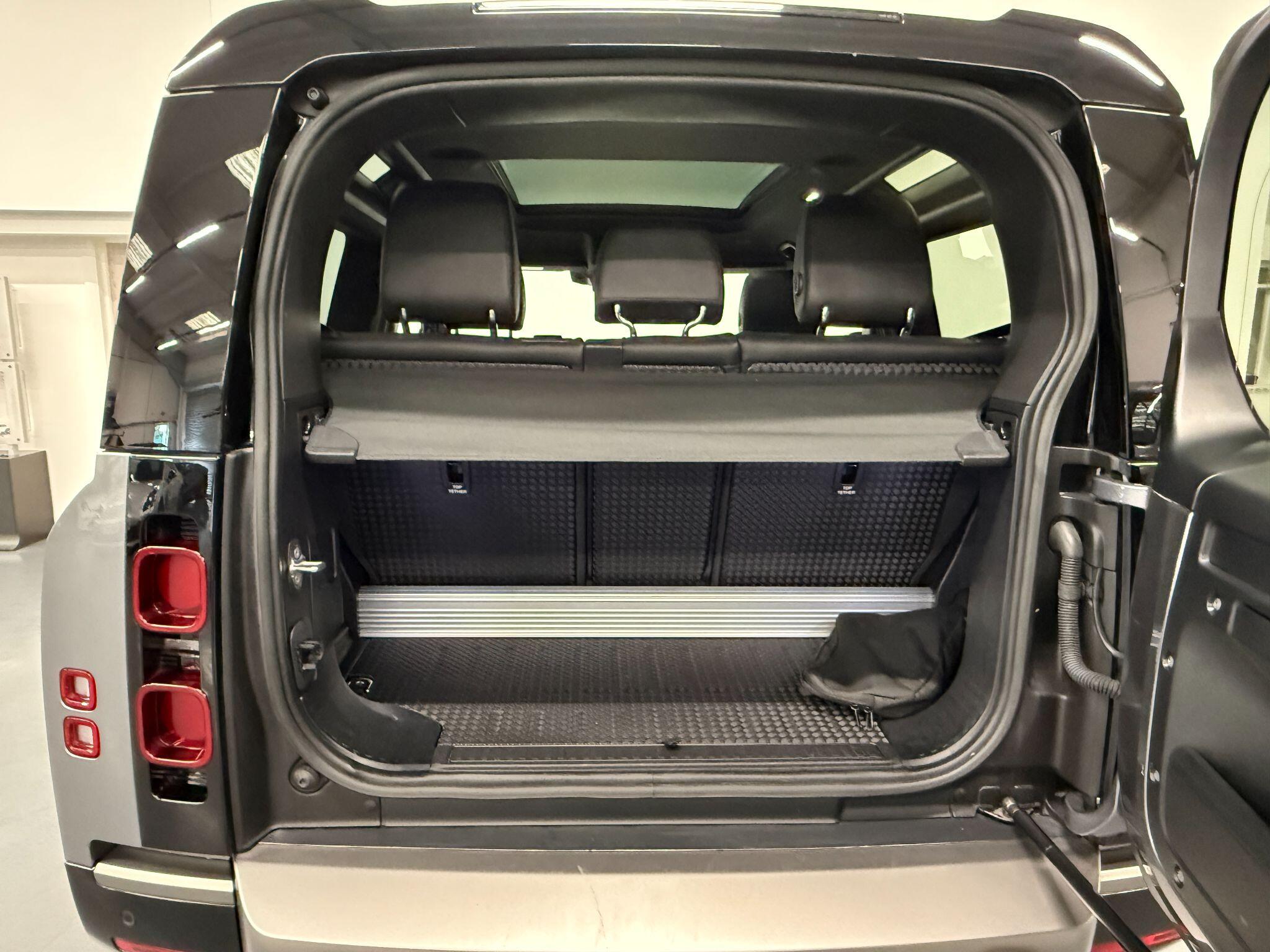 Land Rover Defender 90 view 20