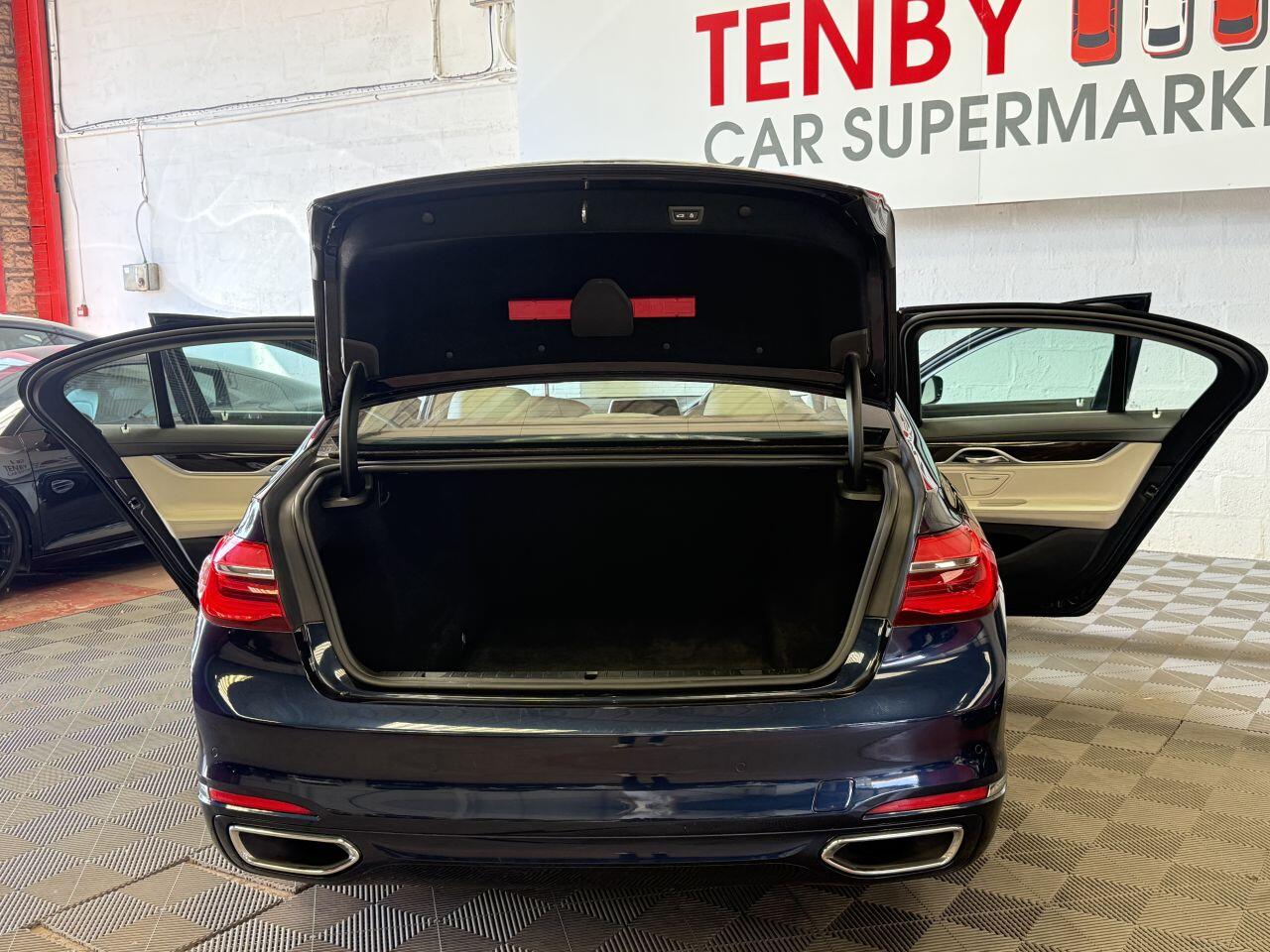 BMW 7 Series view 15