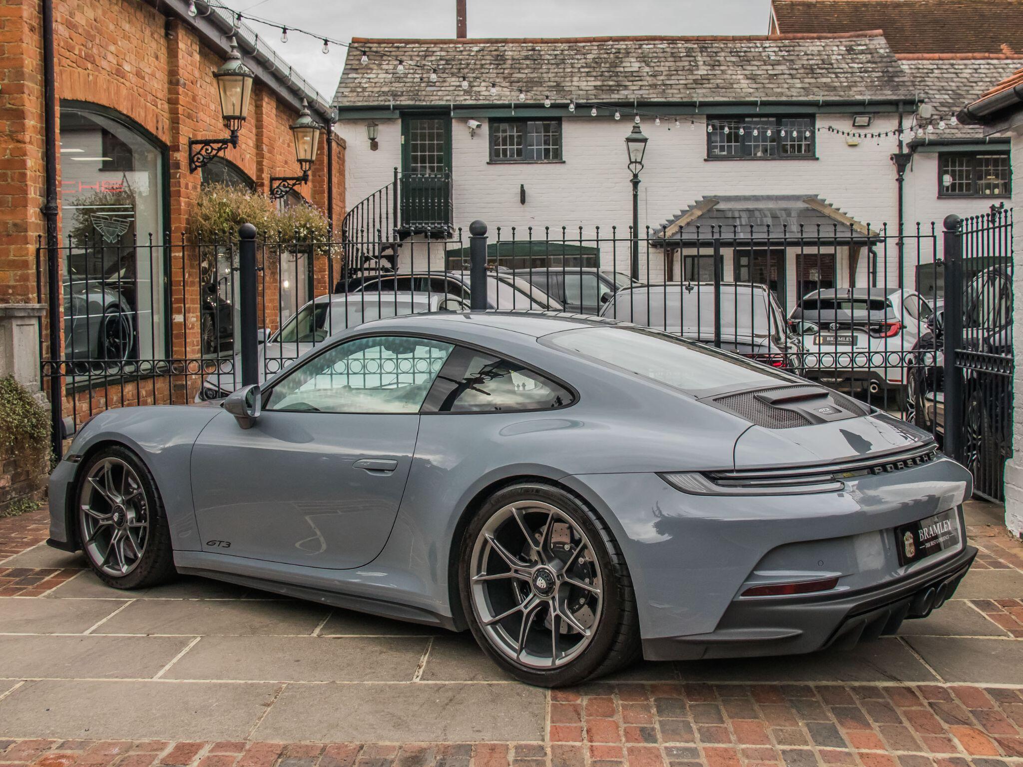 Porsche 911 view 8