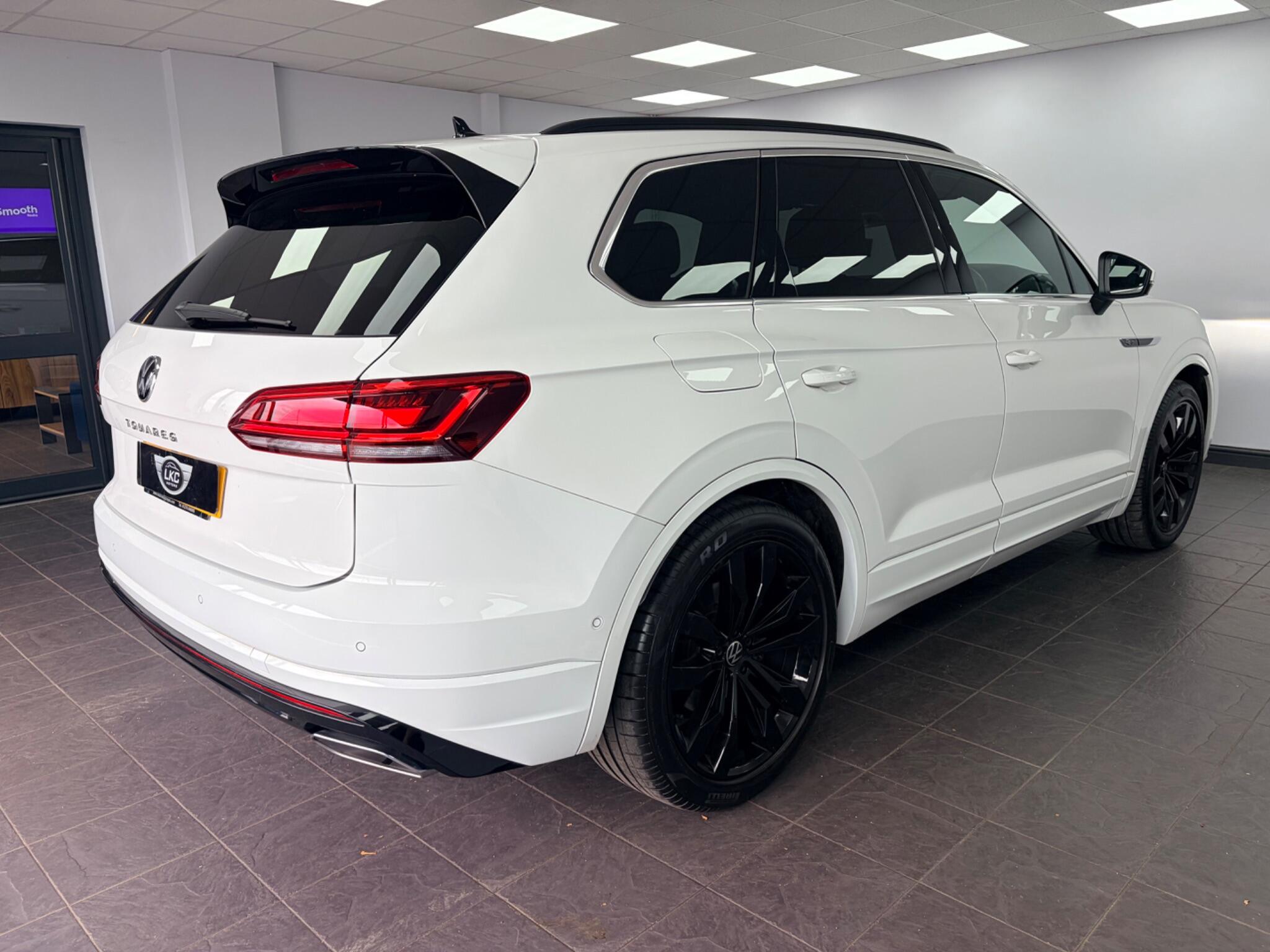 Volkswagen Touareg view 5