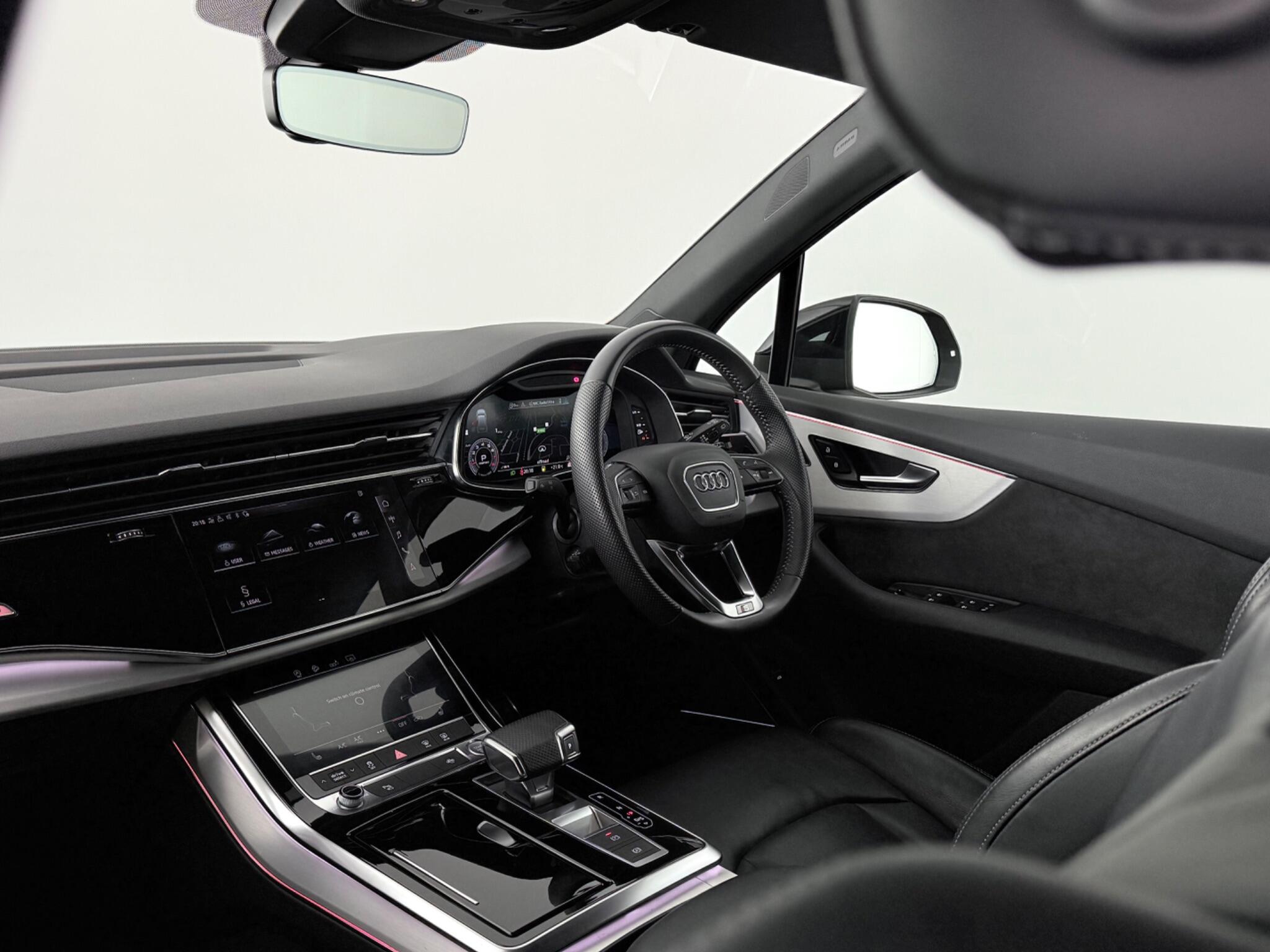 Audi Q7 view 3