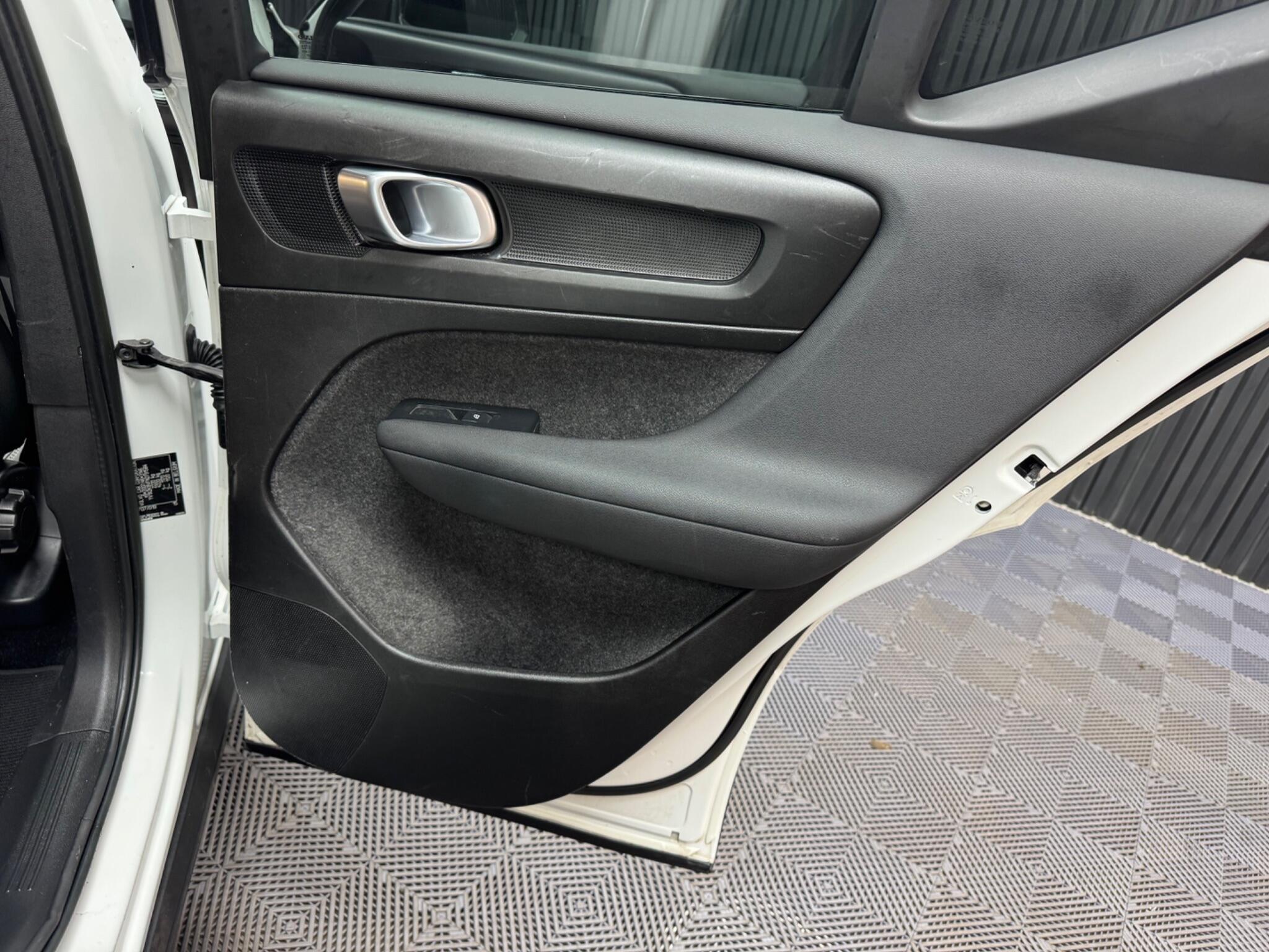 Volvo XC40 view 29