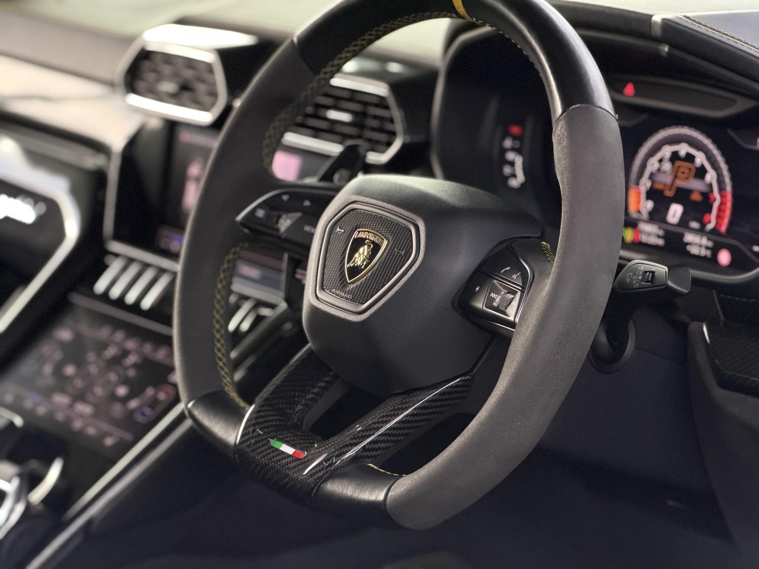 Lamborghini Urus view 36