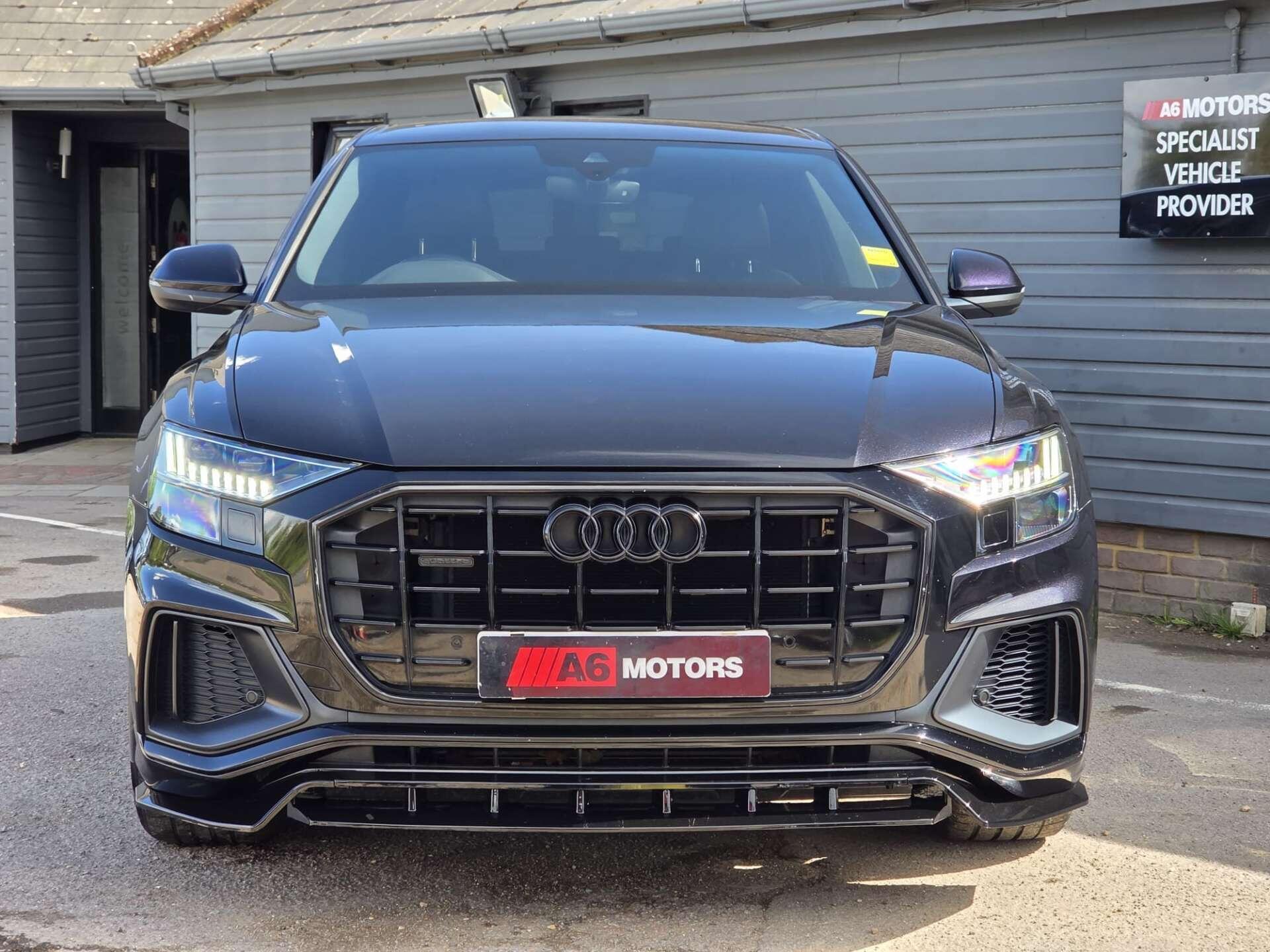 Audi Q8 view 10