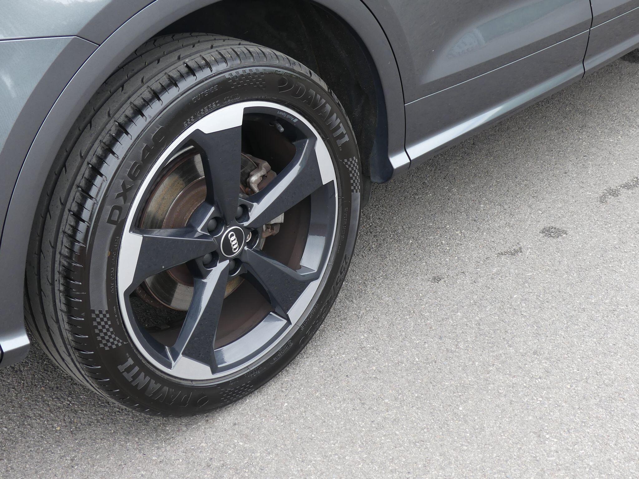 Audi Q5 view 11