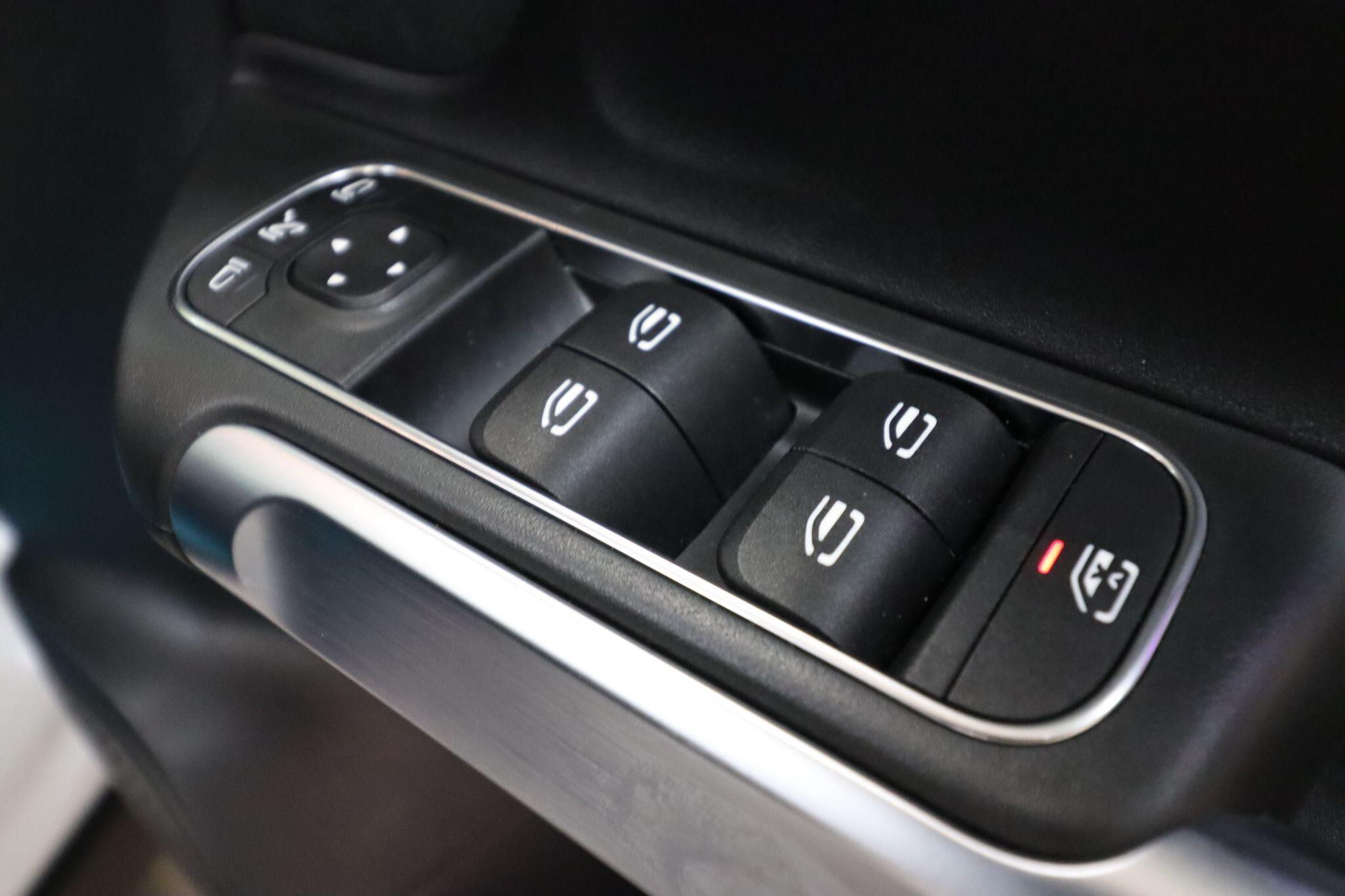 Mercedes-Benz GLB view 22