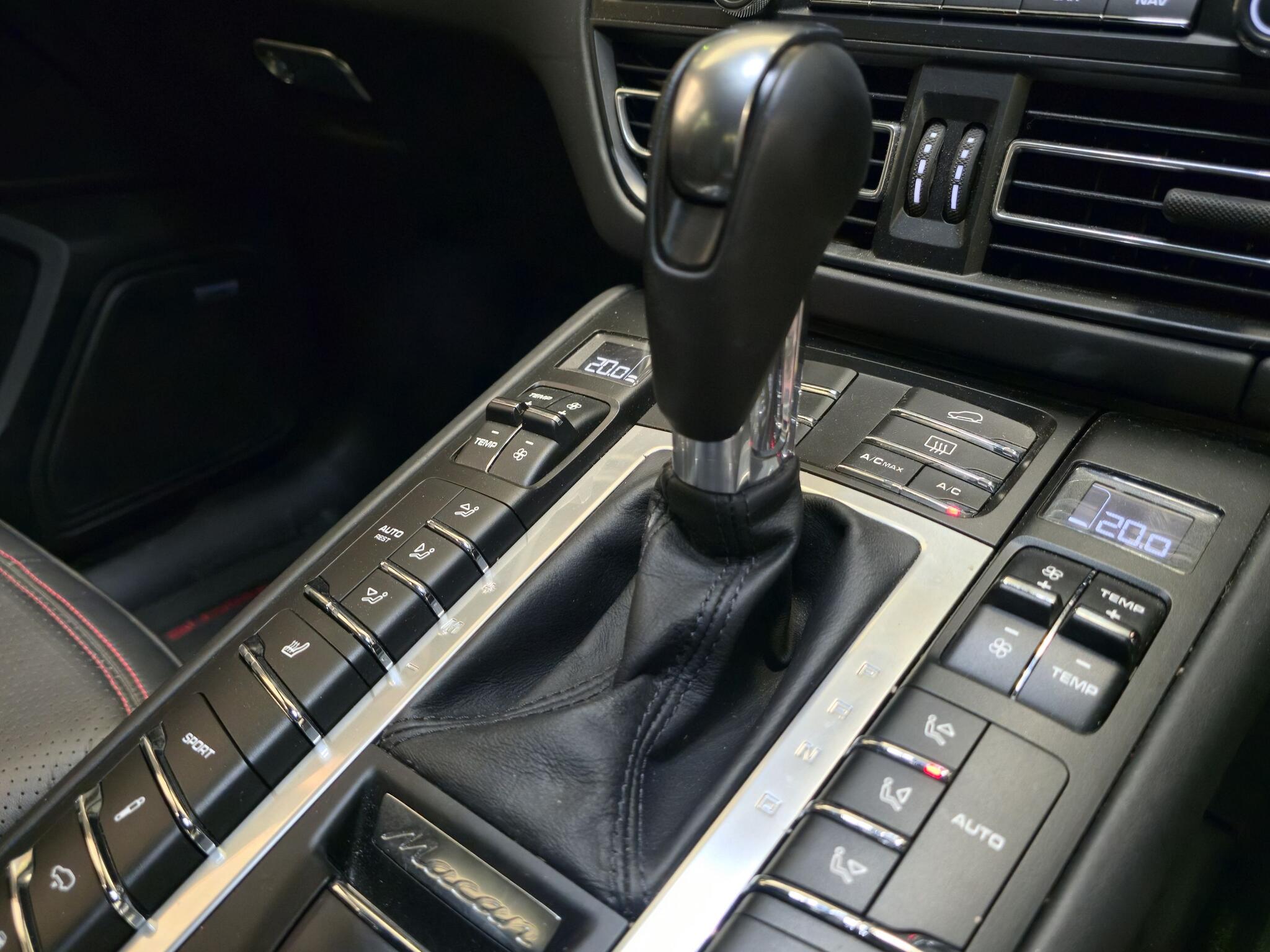 Porsche Macan view 16