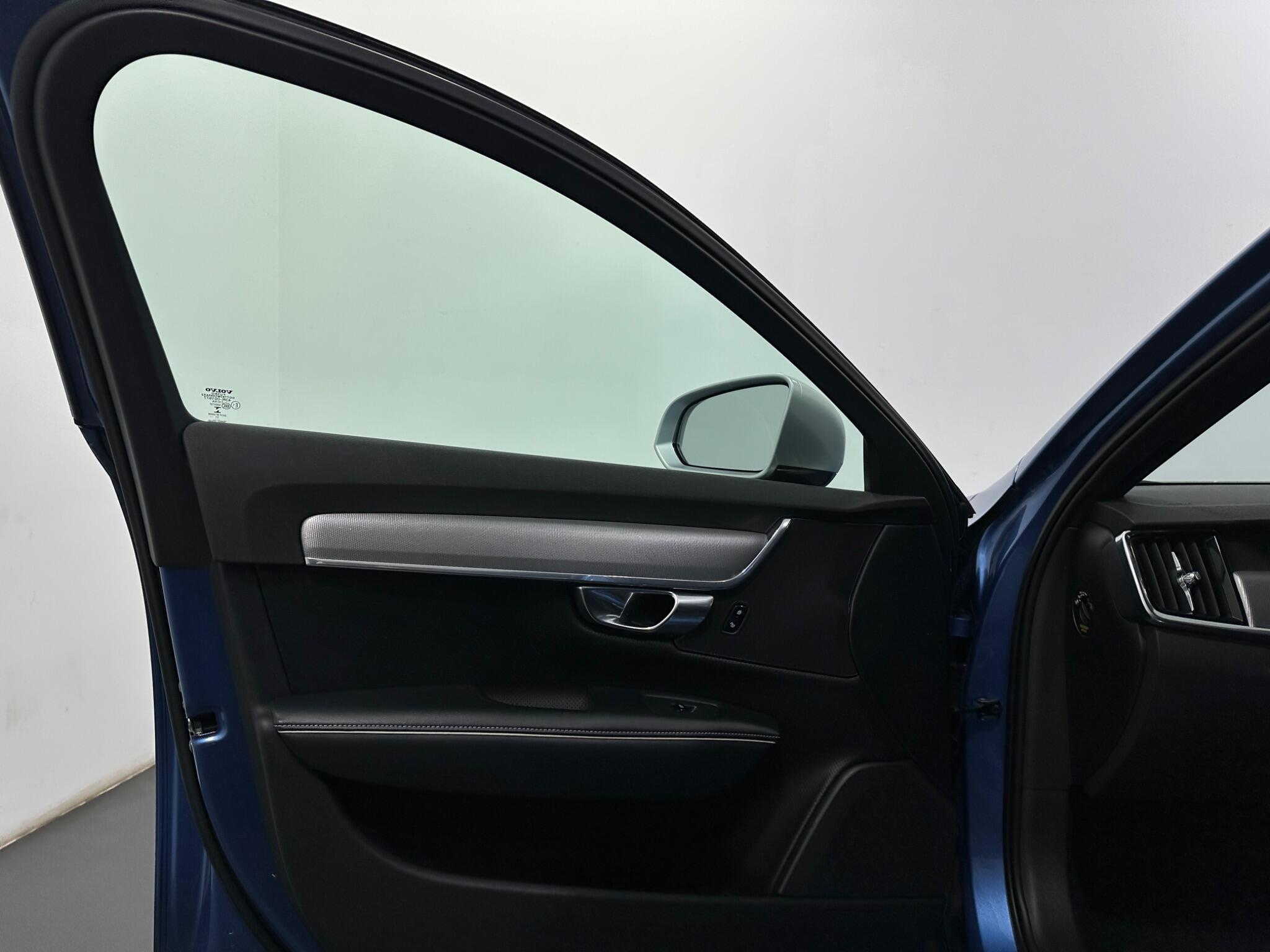 Volvo S90 view 34