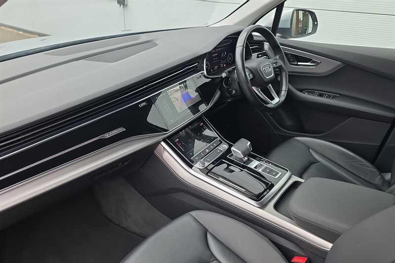 Audi Q7 view 13