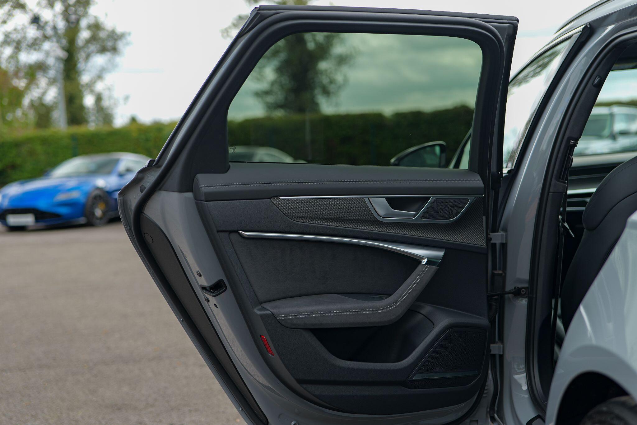 Audi RS6 Avant view 33