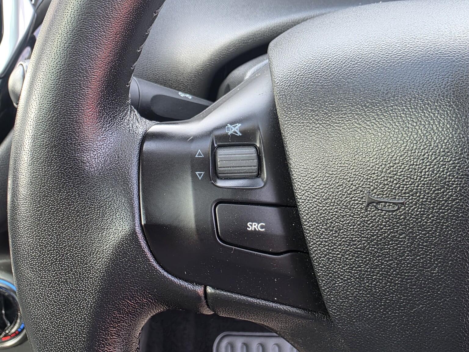 Peugeot 208 view 16