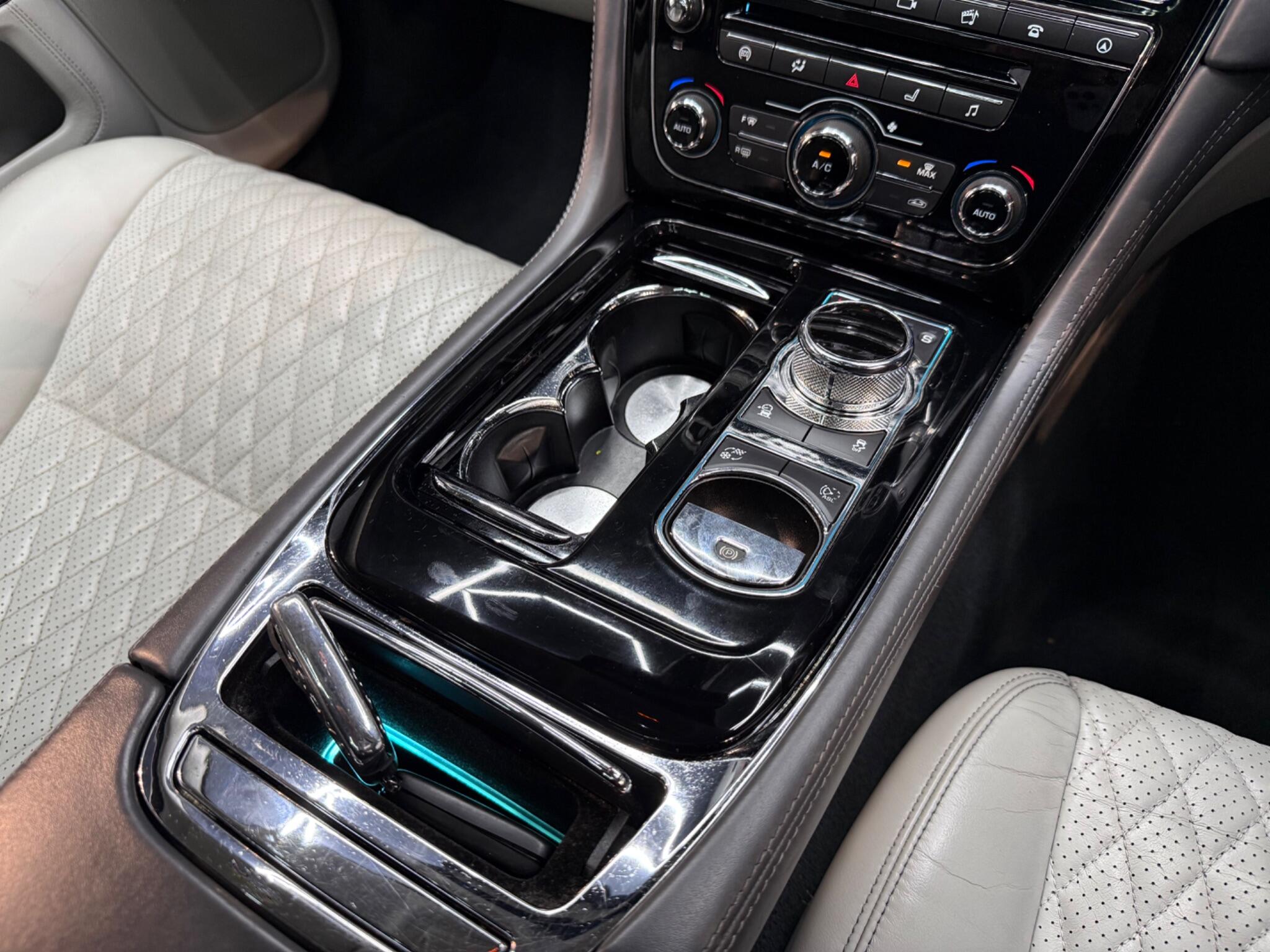 Jaguar XJ view 21