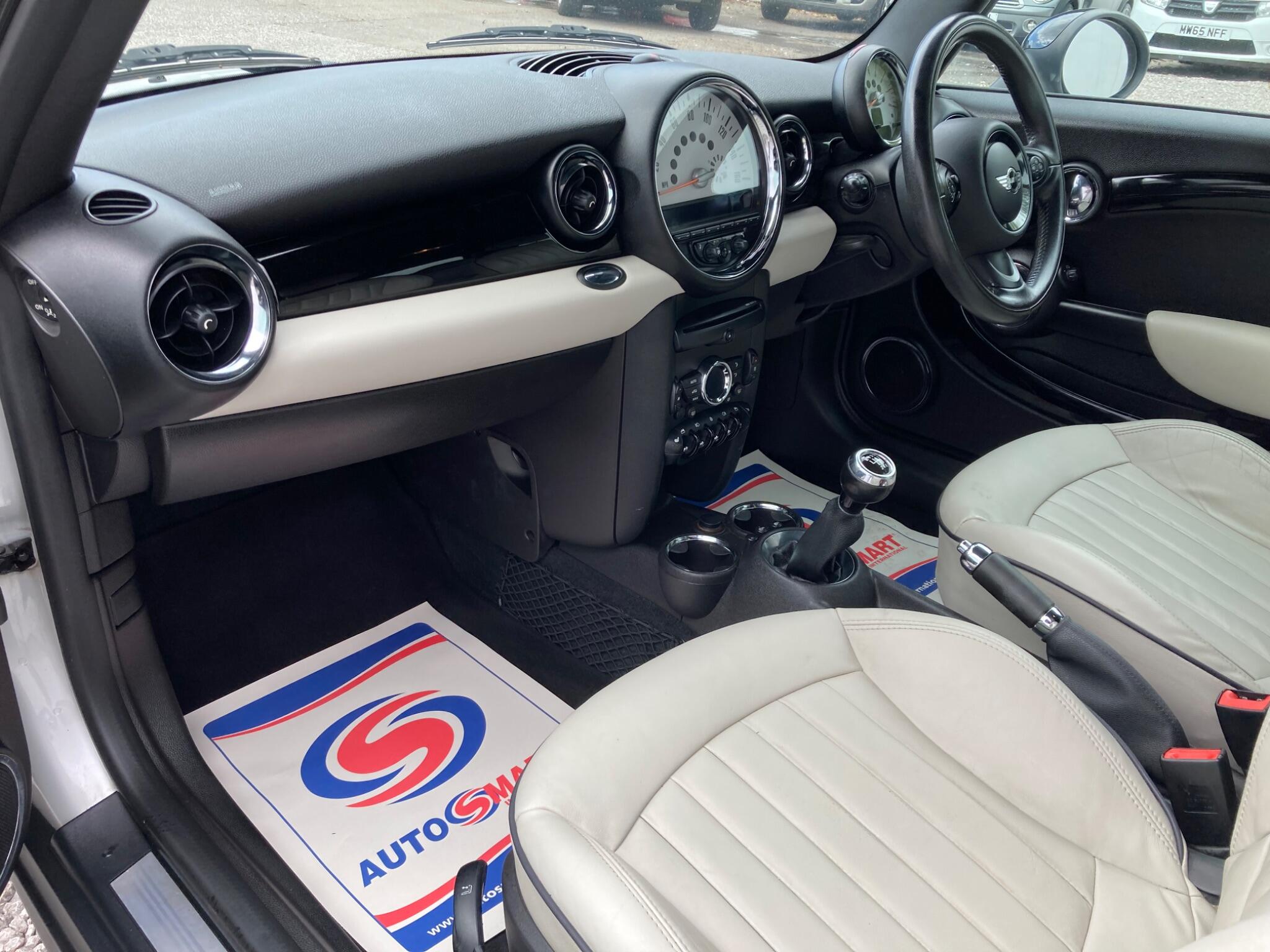 2011 MINI Hatch image 3