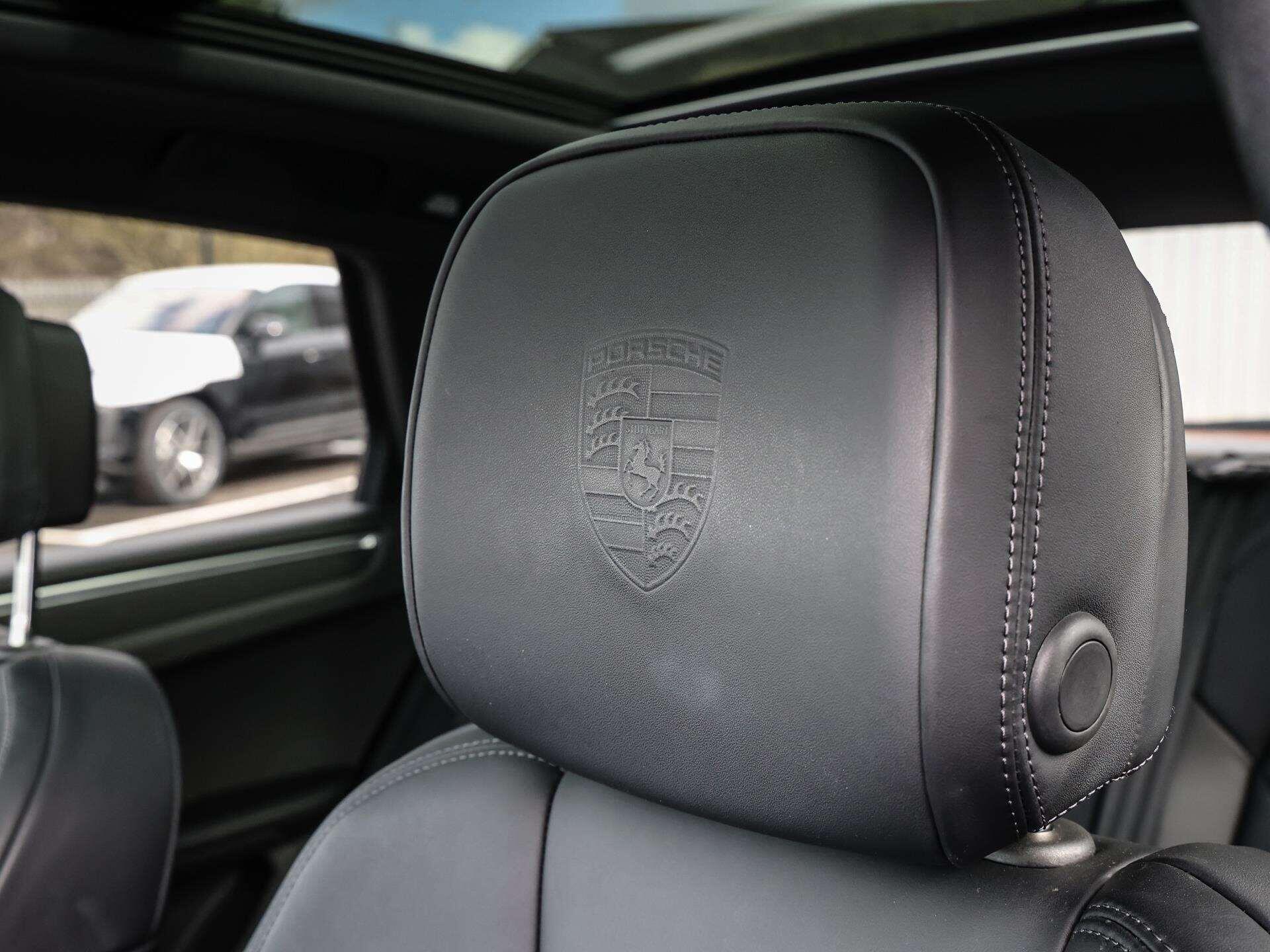 Porsche Macan view 16
