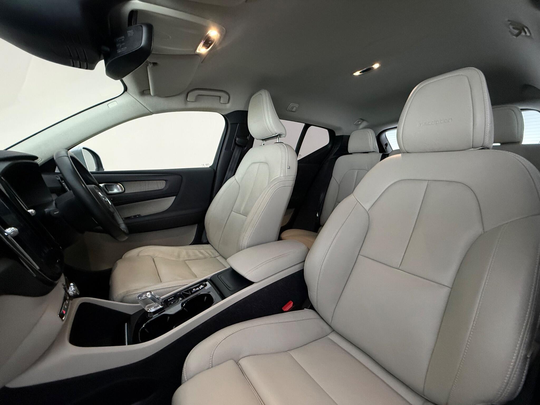 Volvo XC40 view 40
