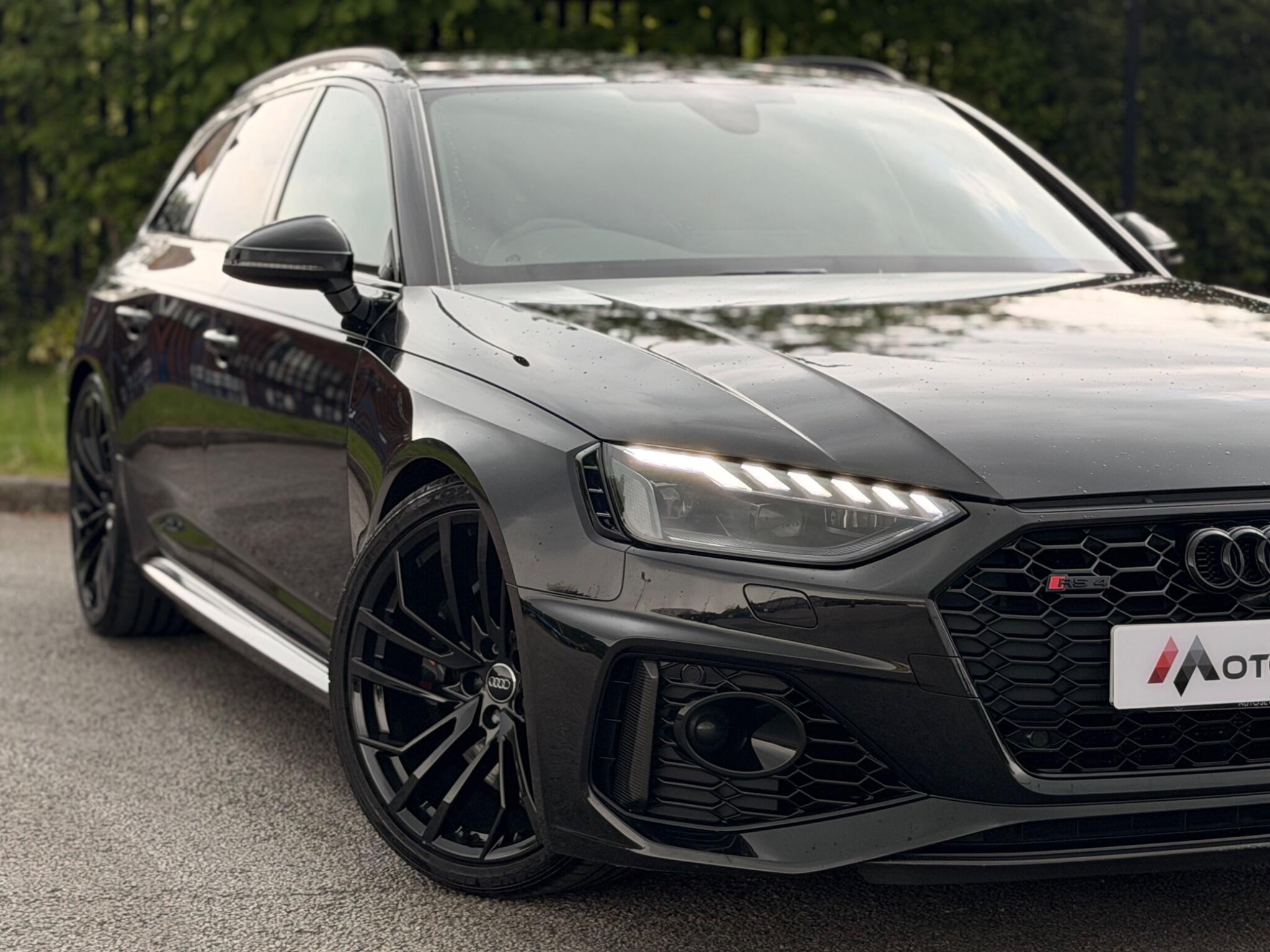 Audi RS4 view 5