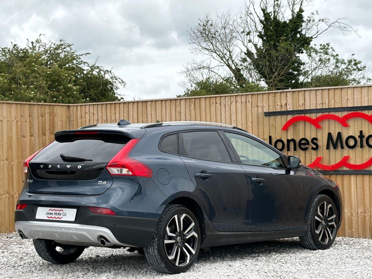 Volvo V40 Cross Country view 8