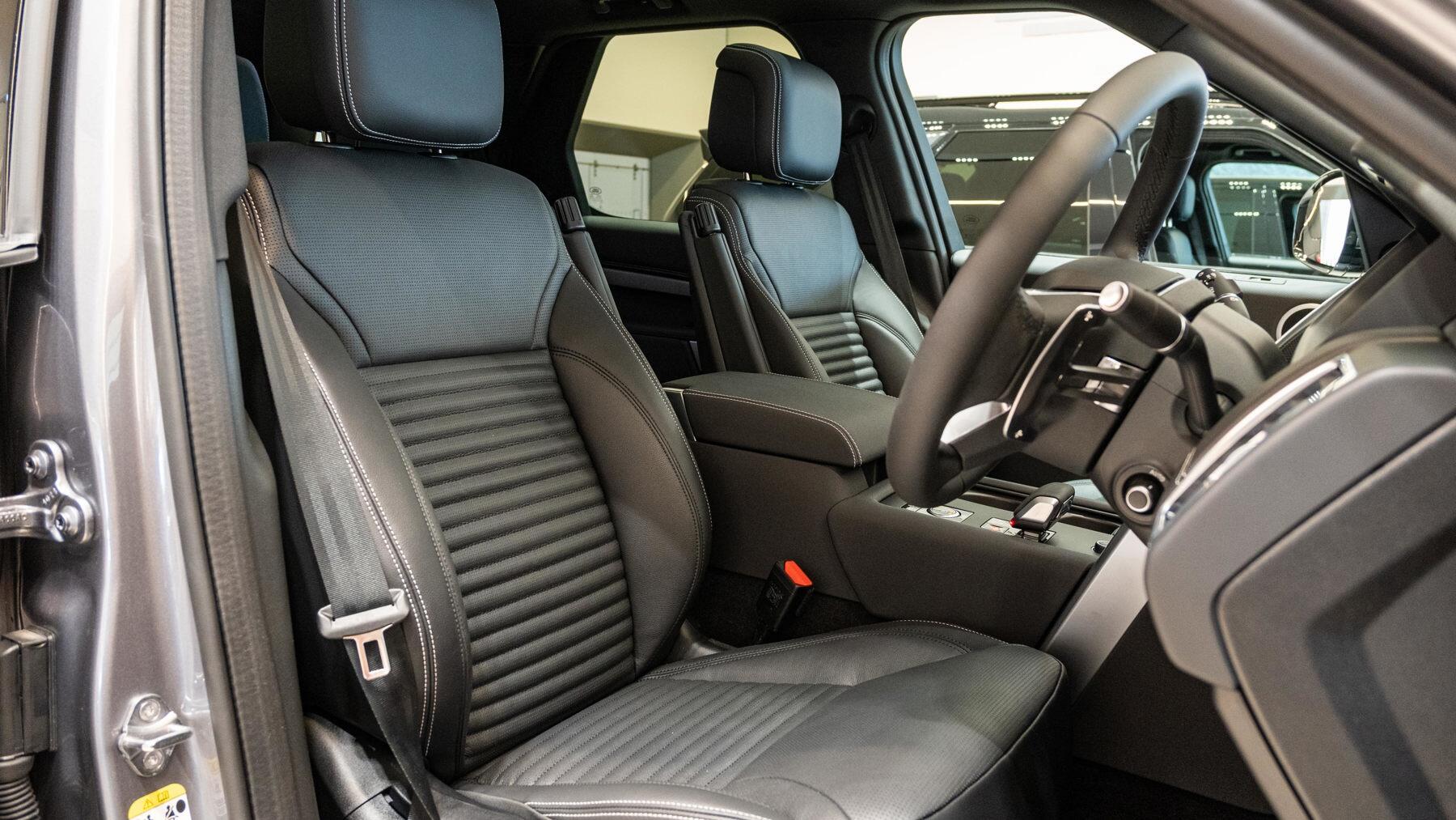 Land Rover Discovery view 45