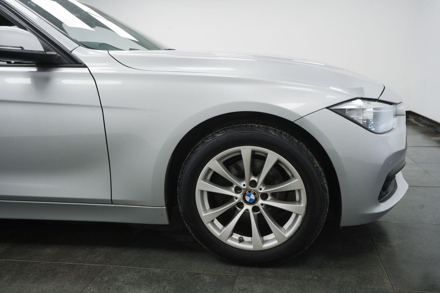 BMW 3 Series view 4