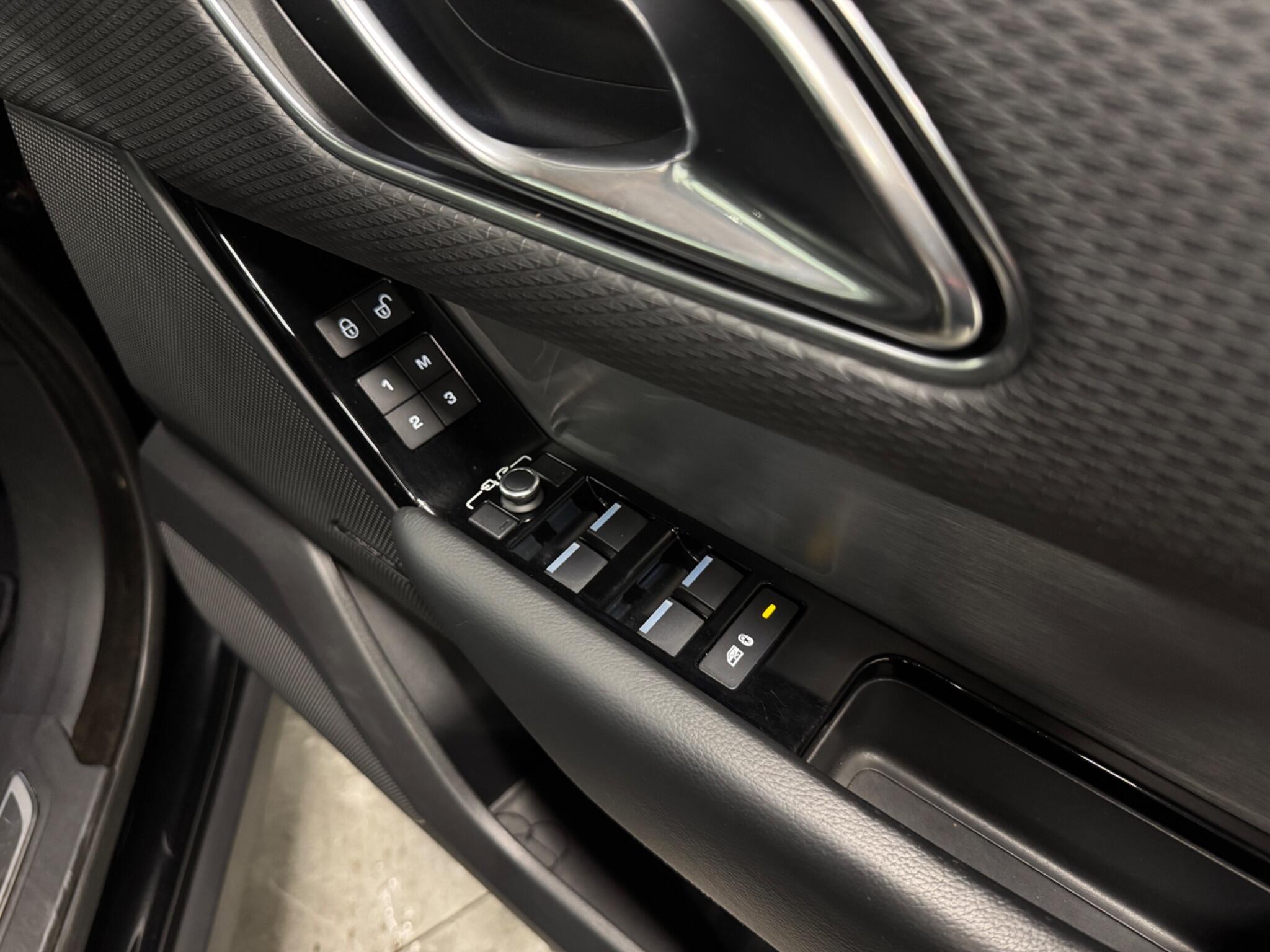 Land Rover Range Rover Velar view 14