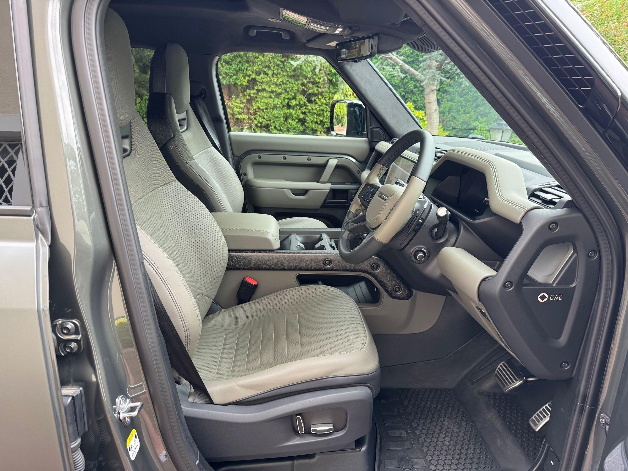 Land Rover Defender 110 view 20