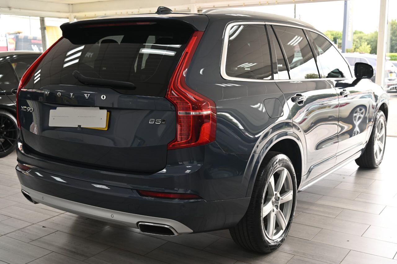 Volvo XC90 view 10