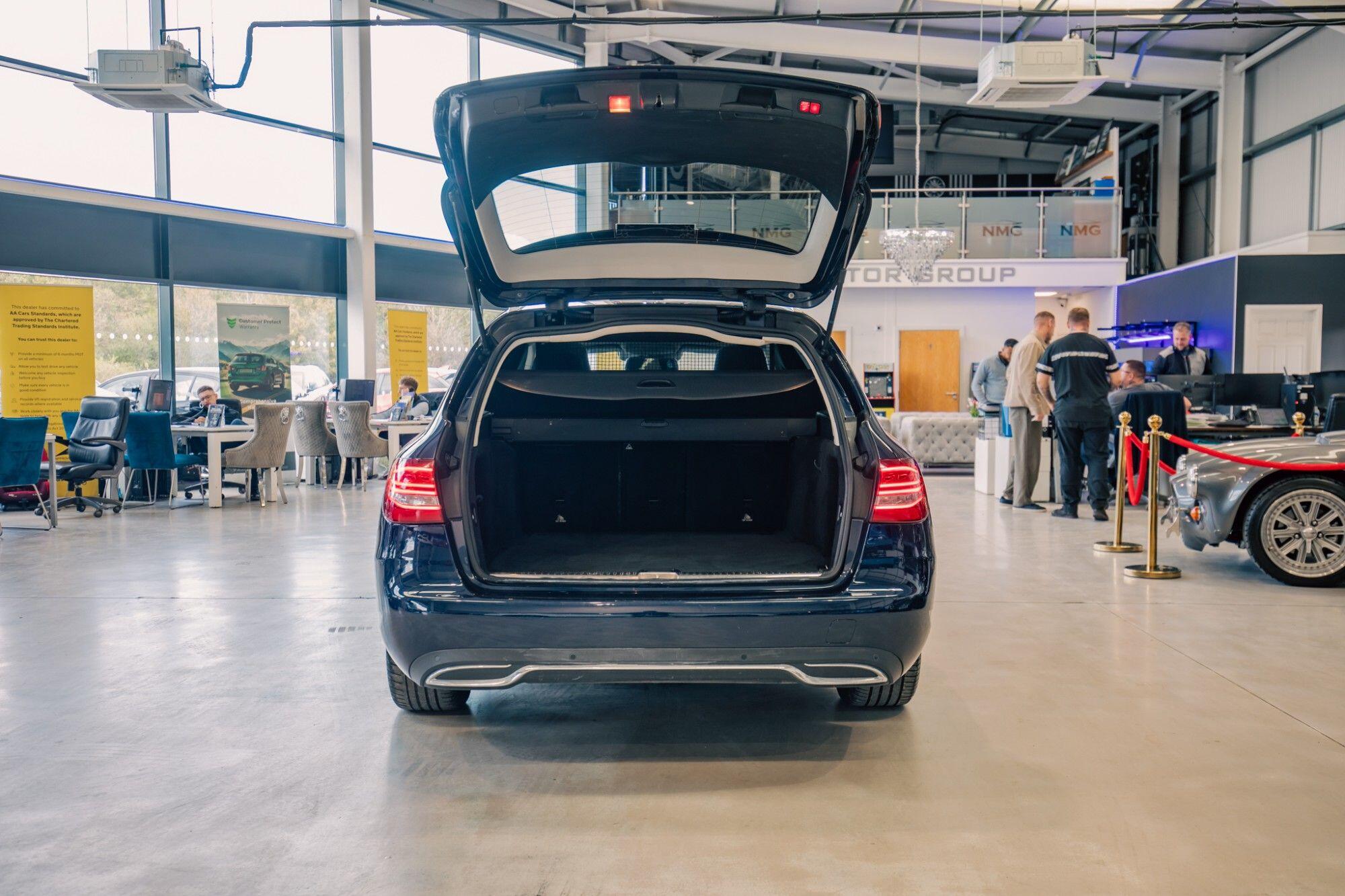 Mercedes-Benz C-Class view 29