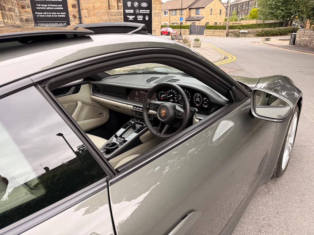 Porsche 911 view 34