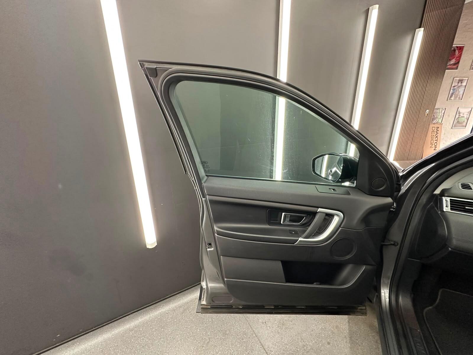 Land Rover Discovery Sport view 20