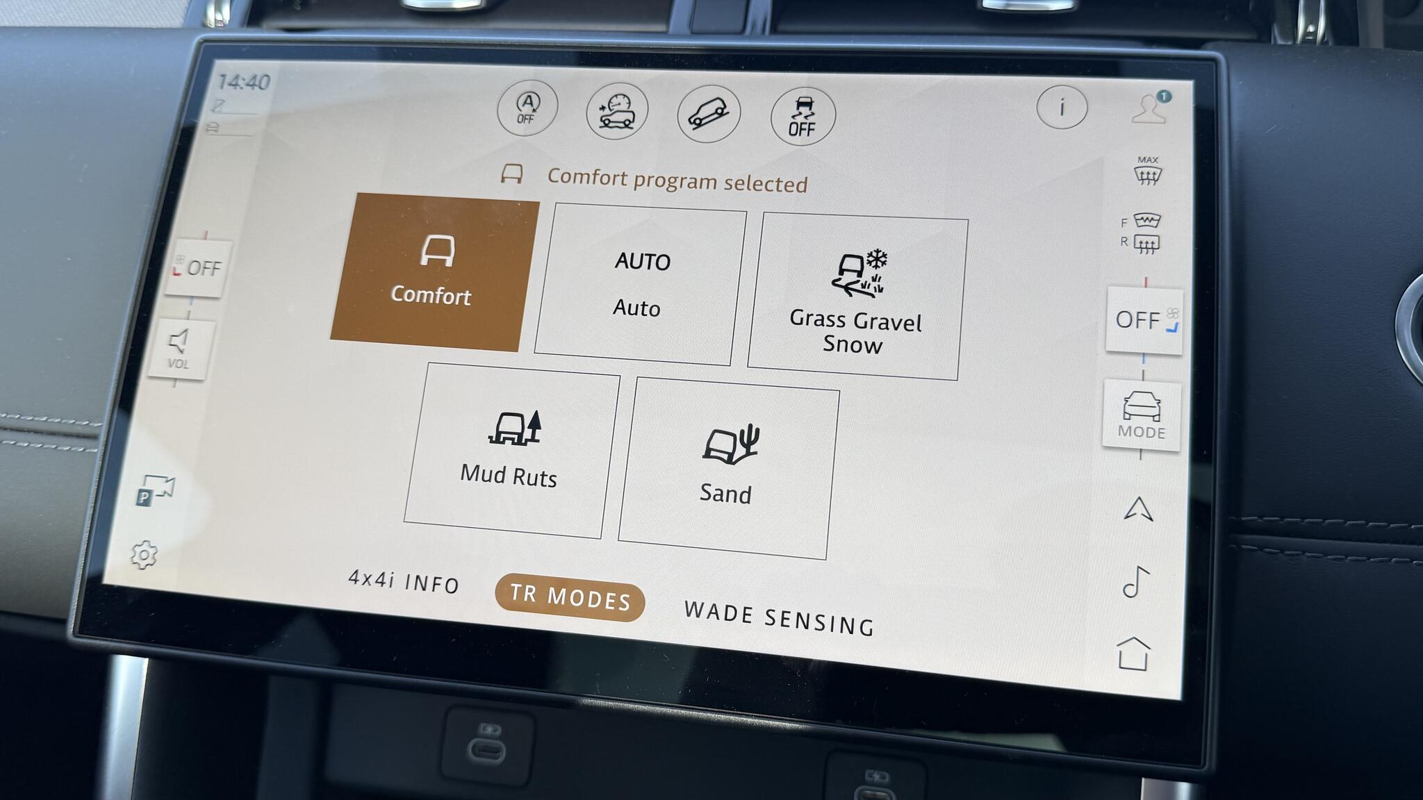 Land Rover Discovery Sport view 43