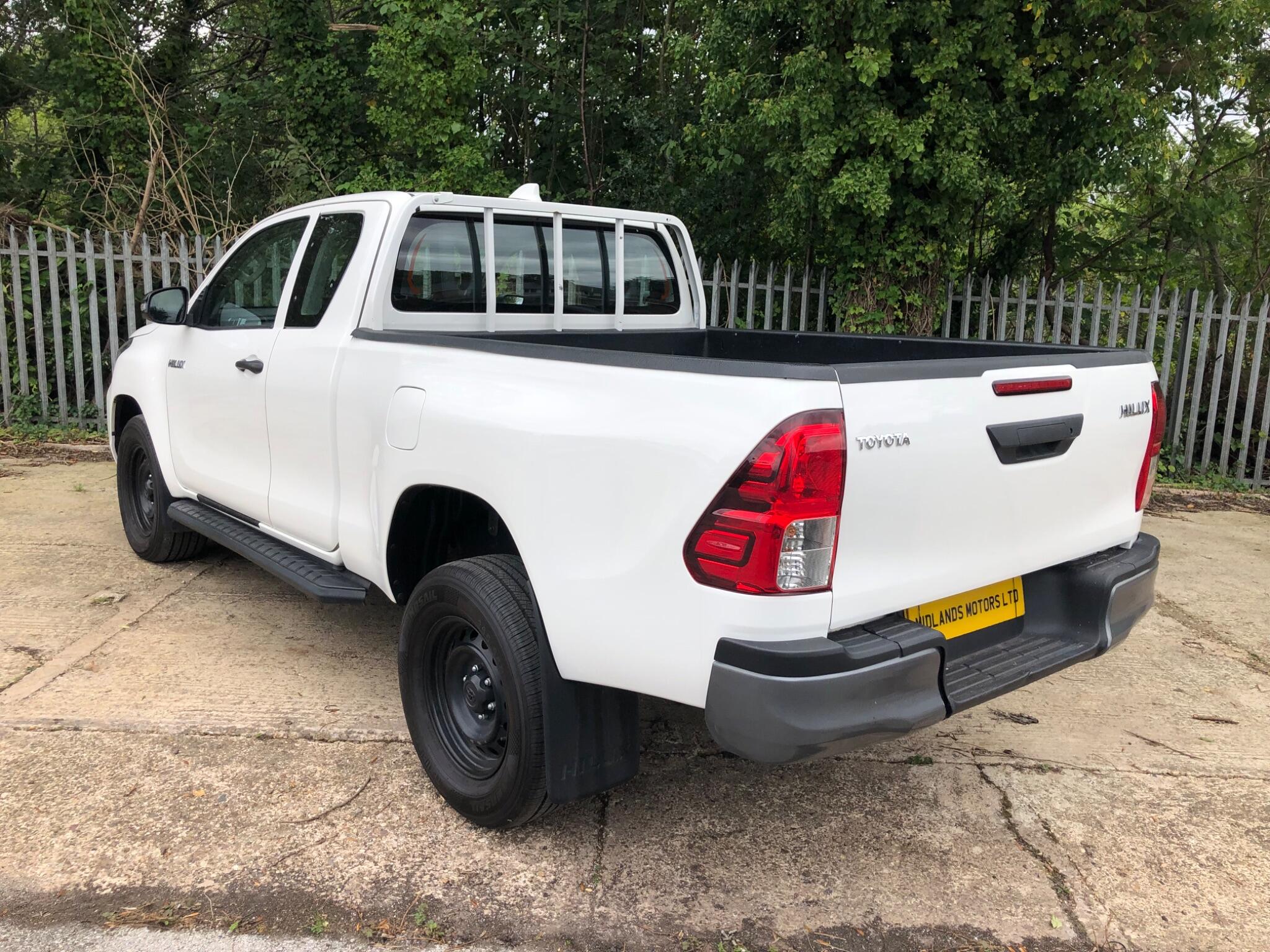 Toyota Hilux view 8