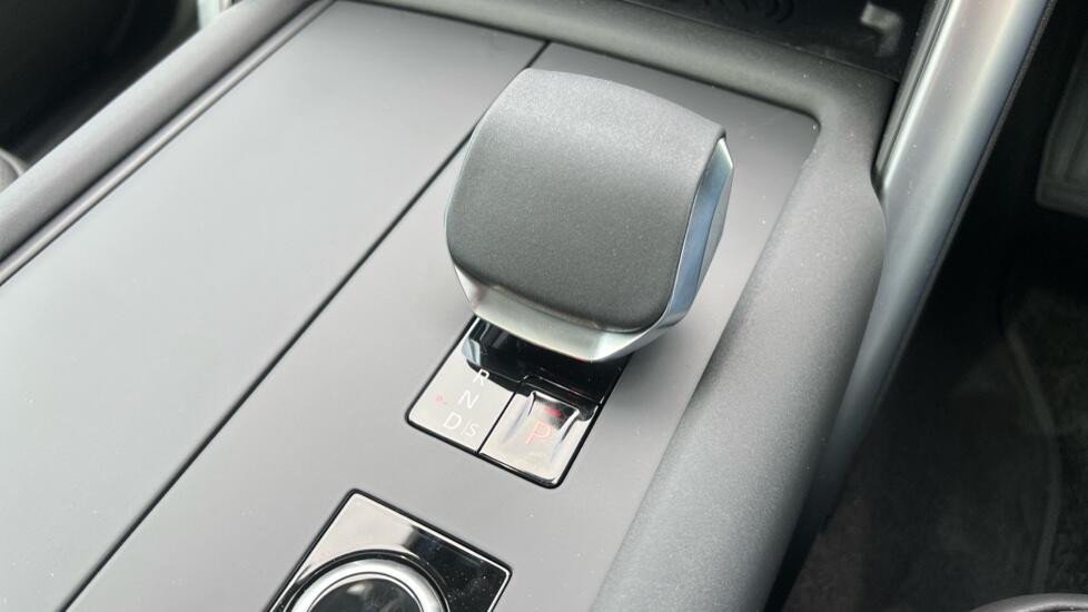 Land Rover Discovery view 13