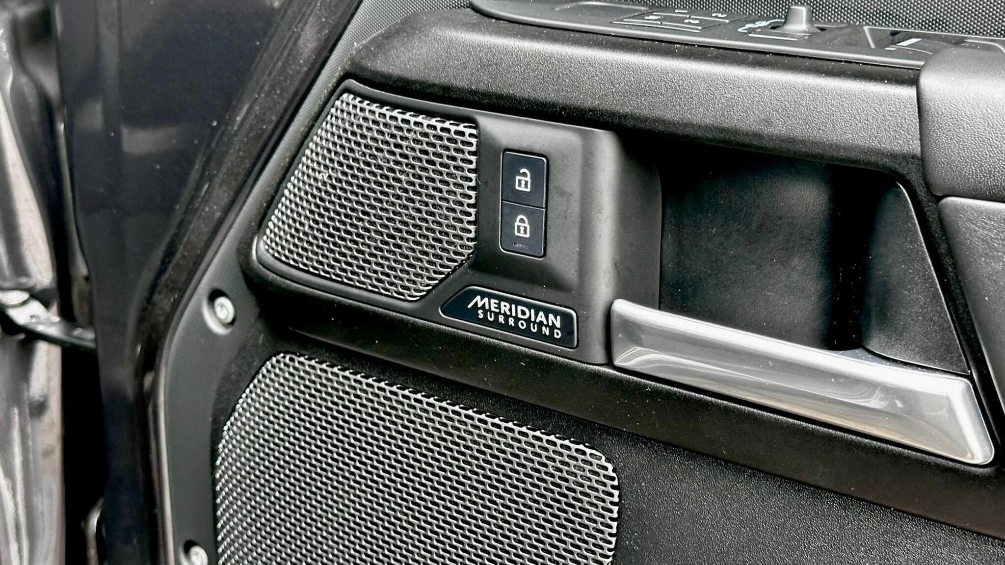 Land Rover Defender 110 view 52