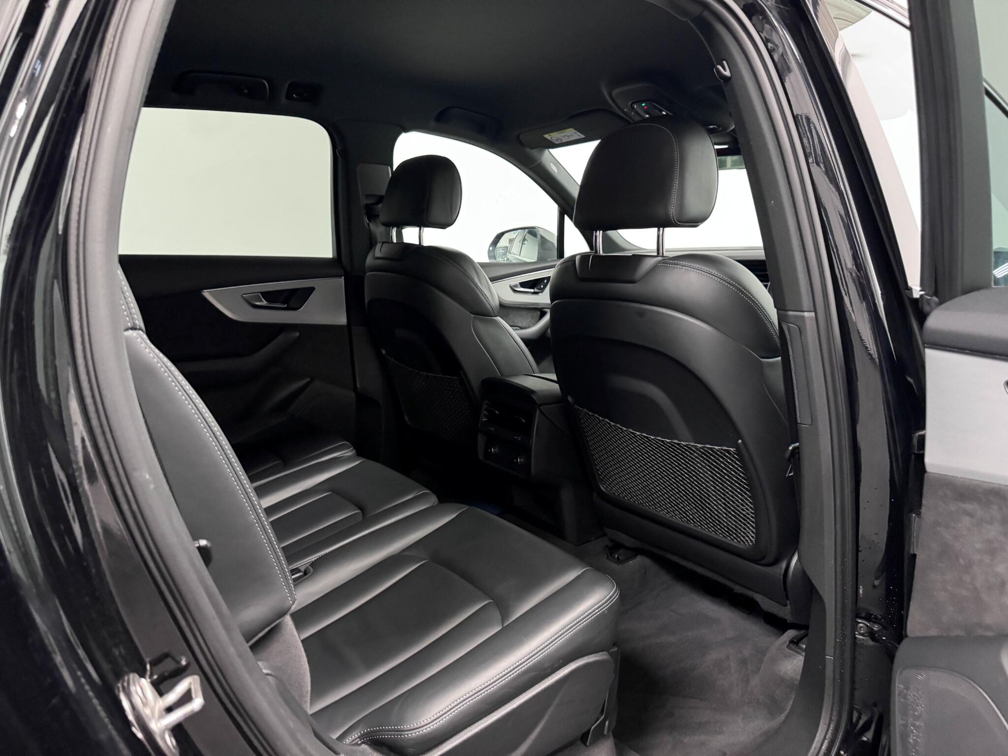 Audi Q7 view 30
