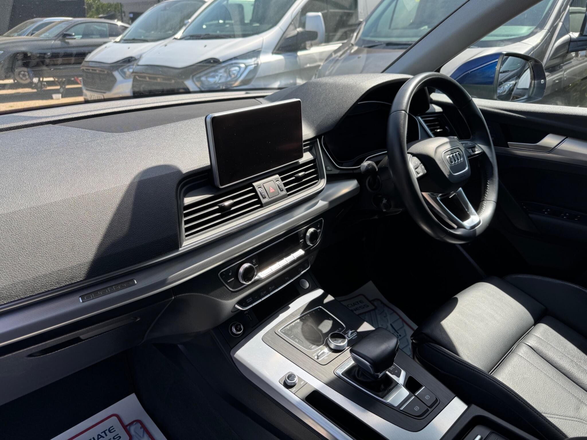 Audi Q5 view 13